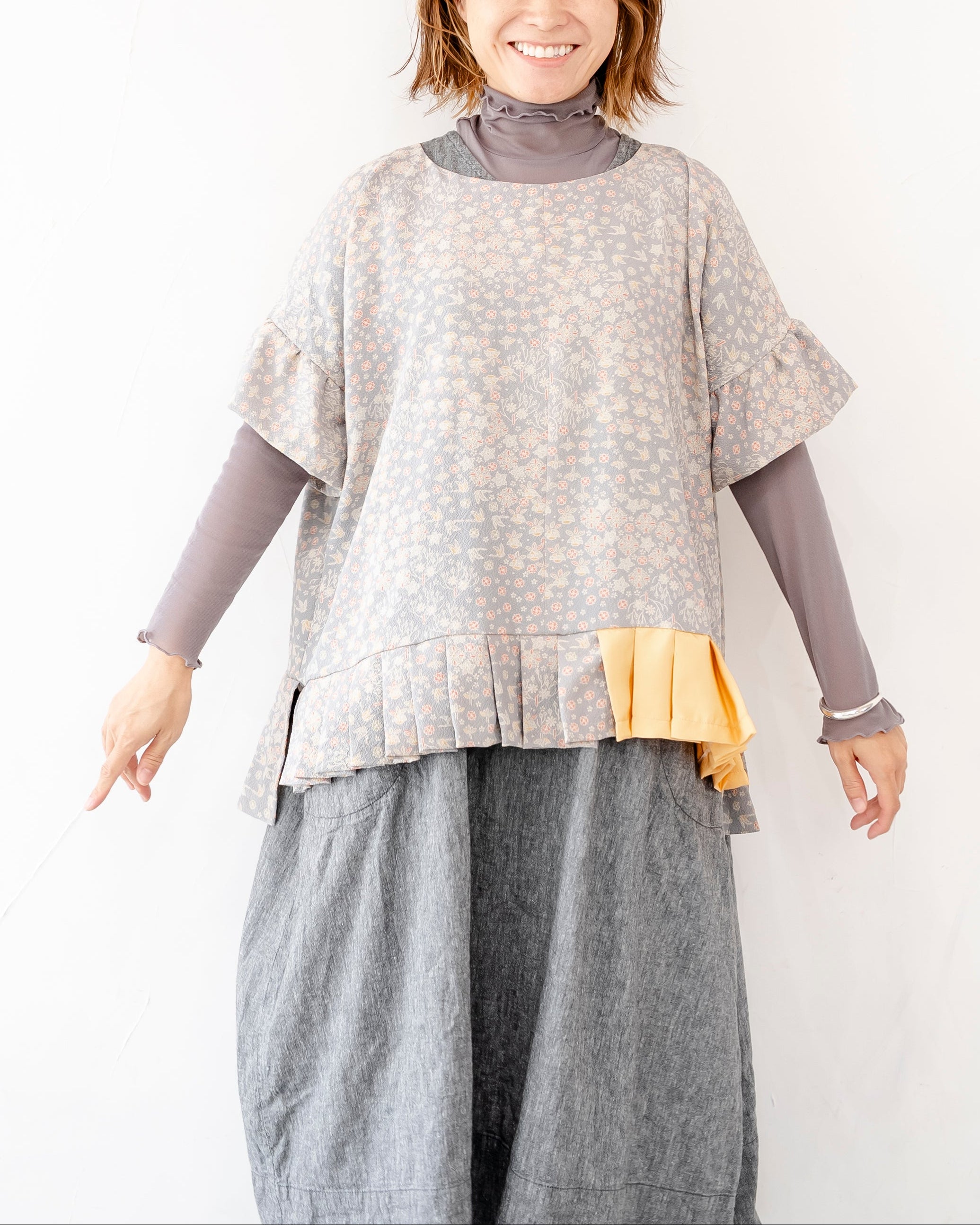 ベージュでやわらかなトップス　総柄　ふんわり裾幅　K124