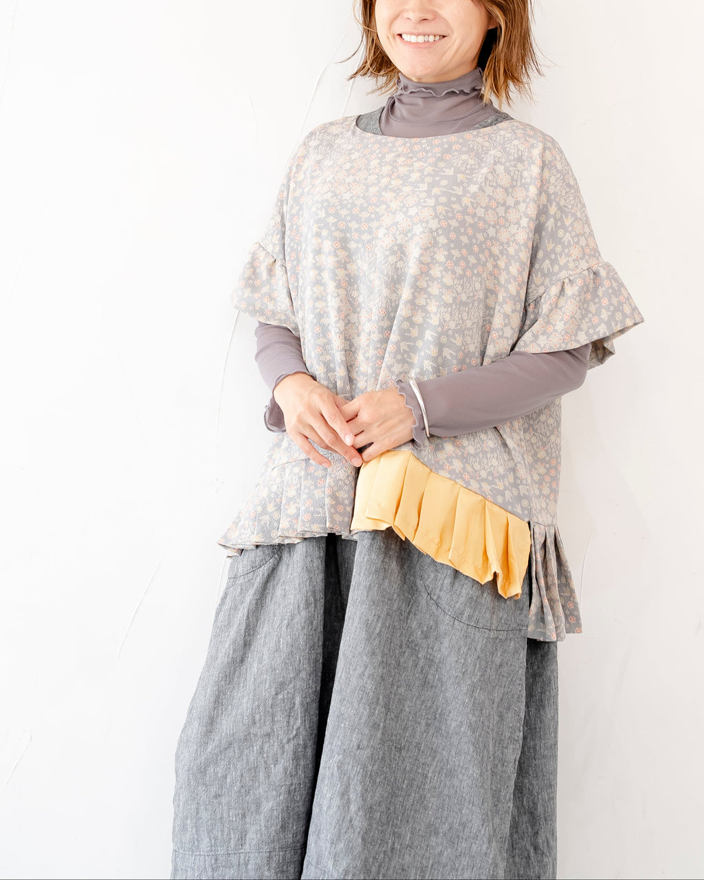 ベージュでやわらかなトップス　総柄　ふんわり裾幅　K124