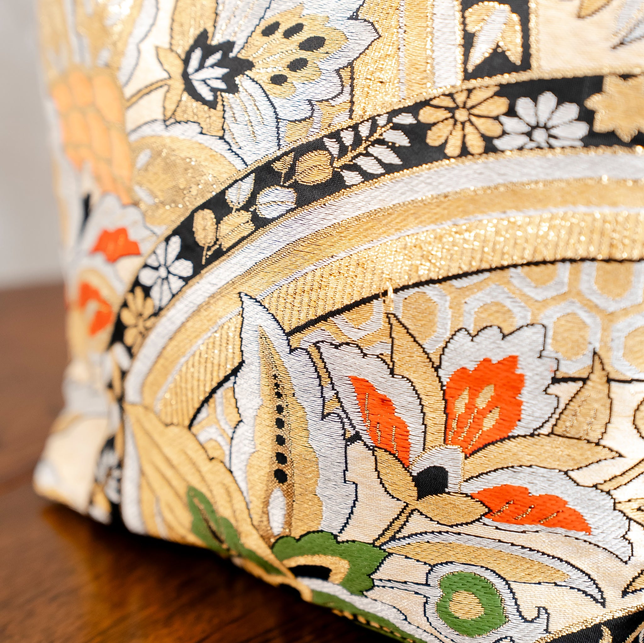 煌びやかなポーチ　正絹金襴　和柄　K088