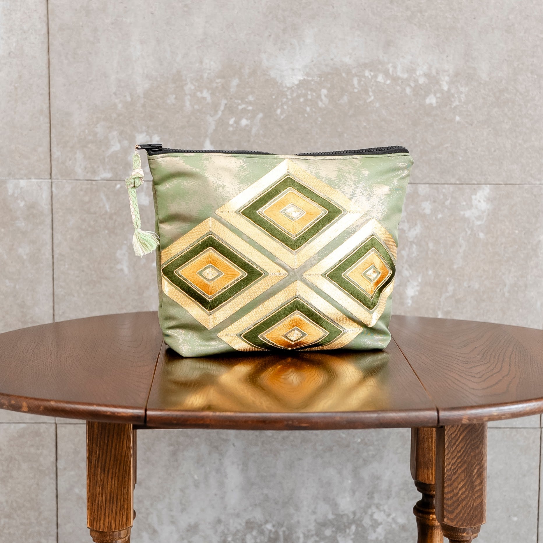 落ち着いた雰囲気のポーチ　ひし形　薄青色　K096