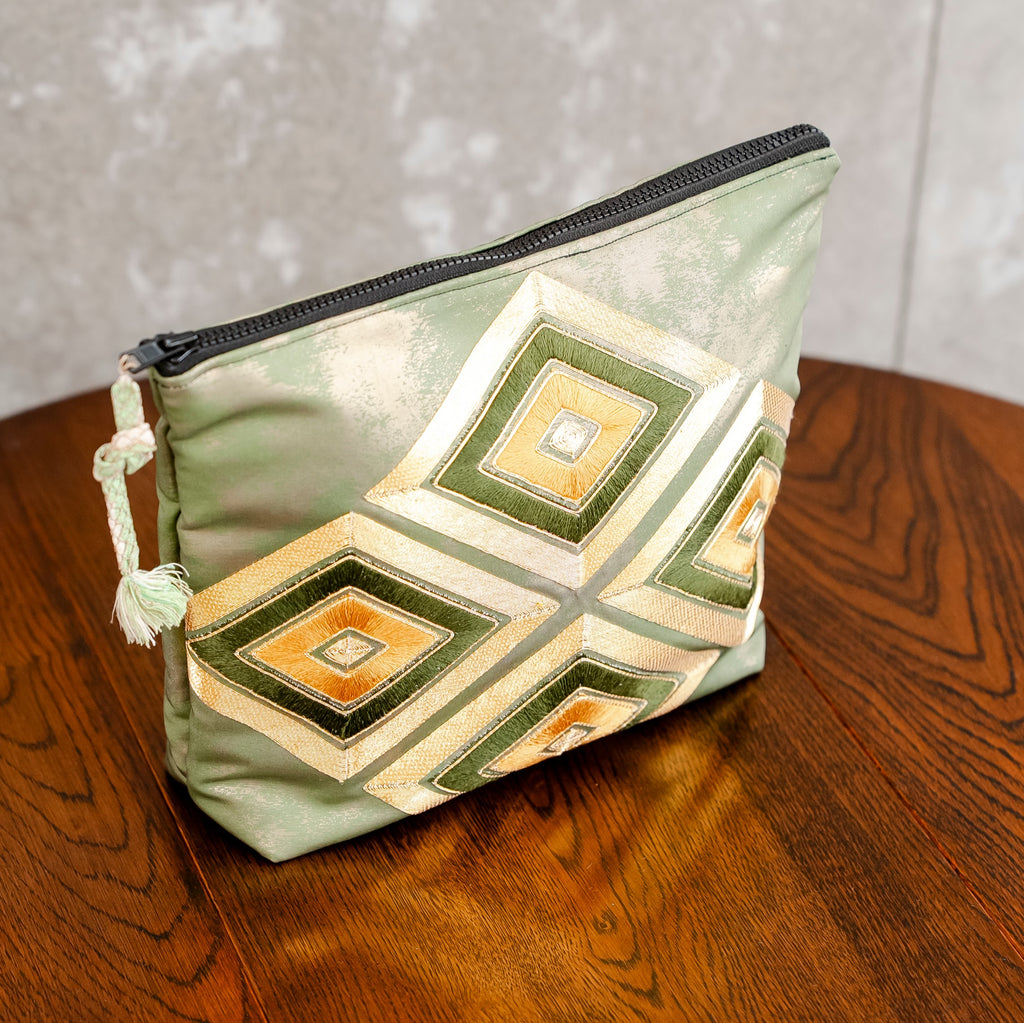 落ち着いた雰囲気のポーチ　ひし形　薄青色　K096