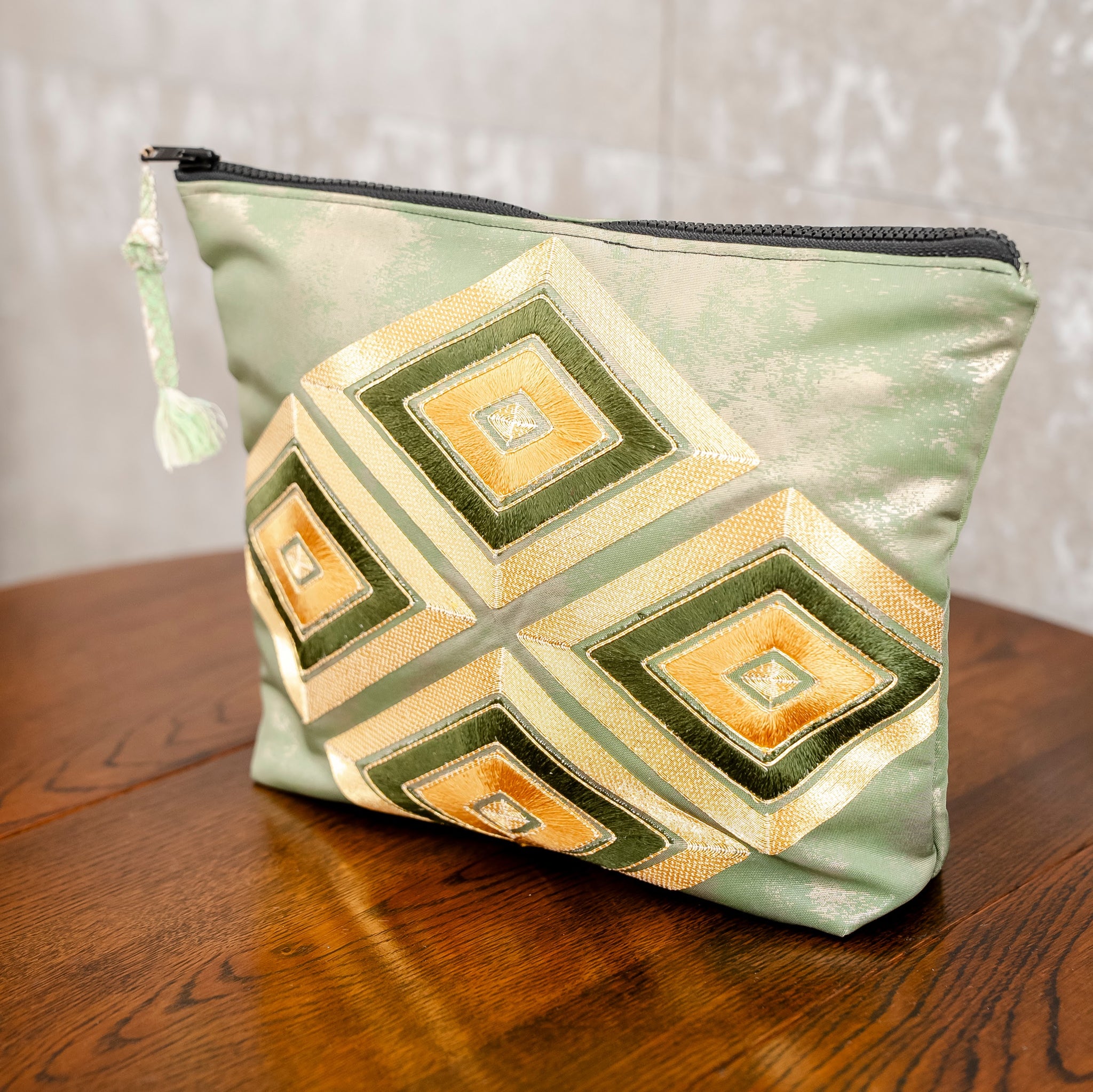 落ち着いた雰囲気のポーチ　ひし形　薄青色　K096