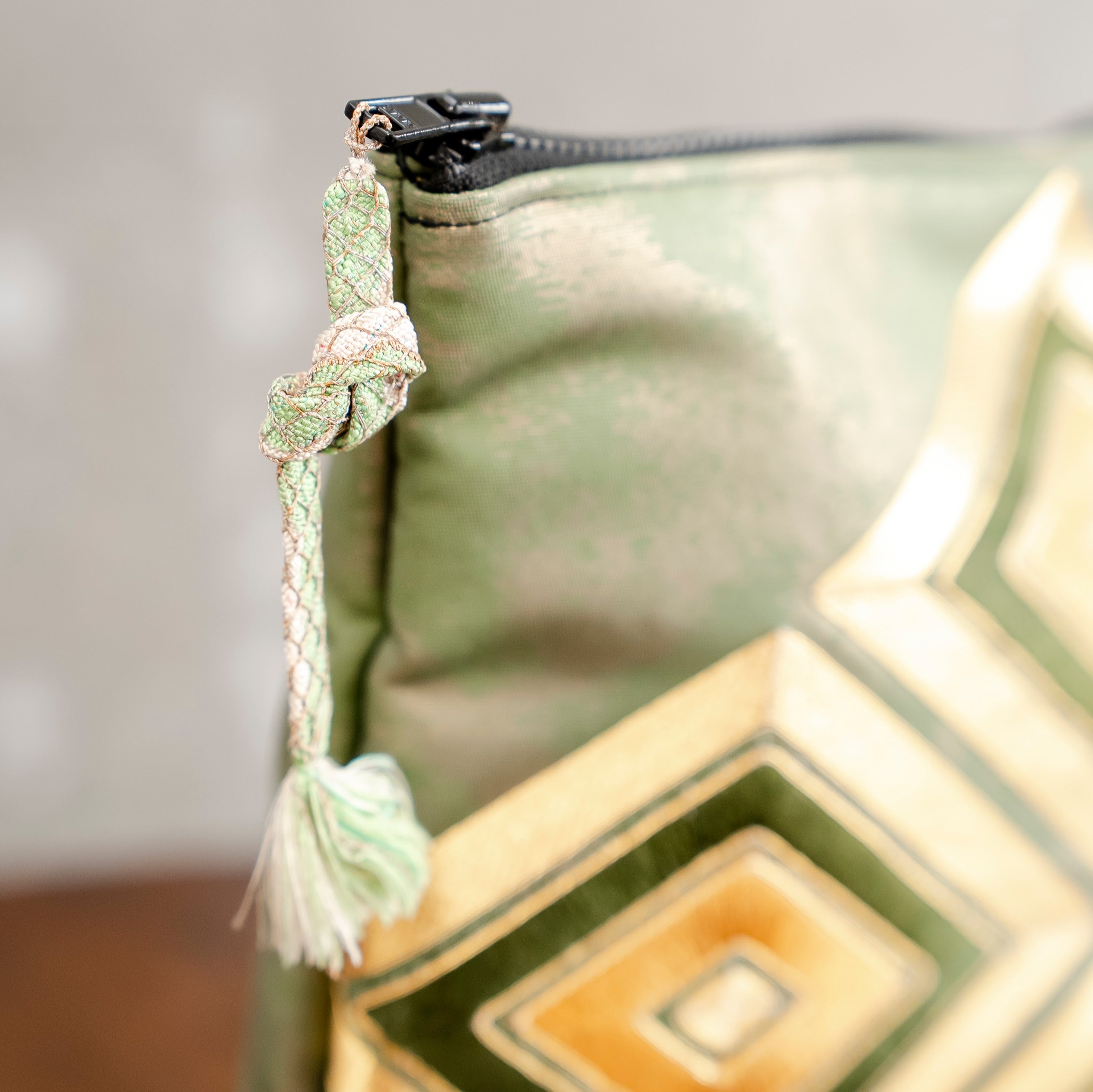 落ち着いた雰囲気のポーチ　ひし形　薄青色　K096