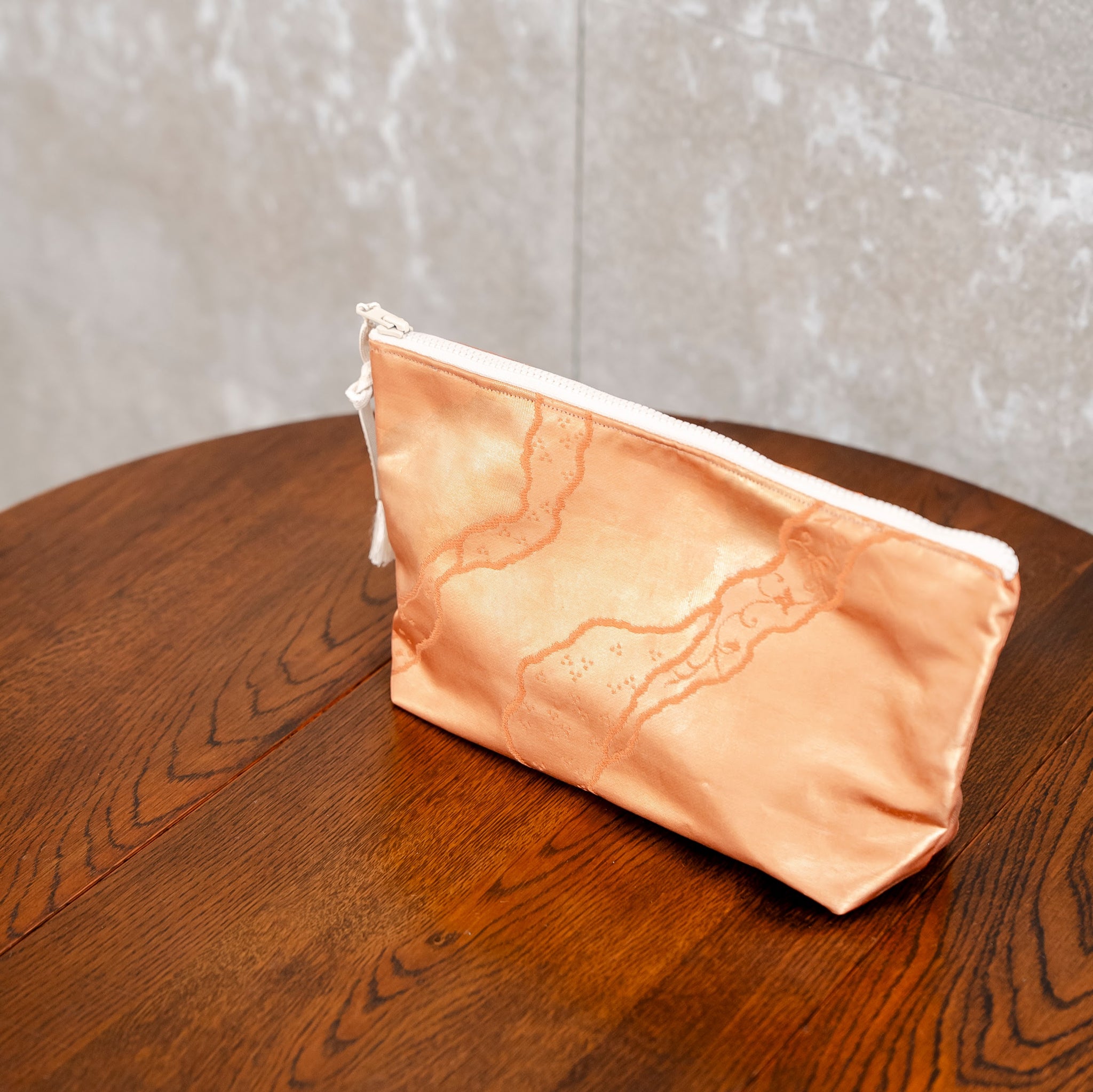 光沢のある赤橙色　クラッチバッグ　バッグインバッグ　K100