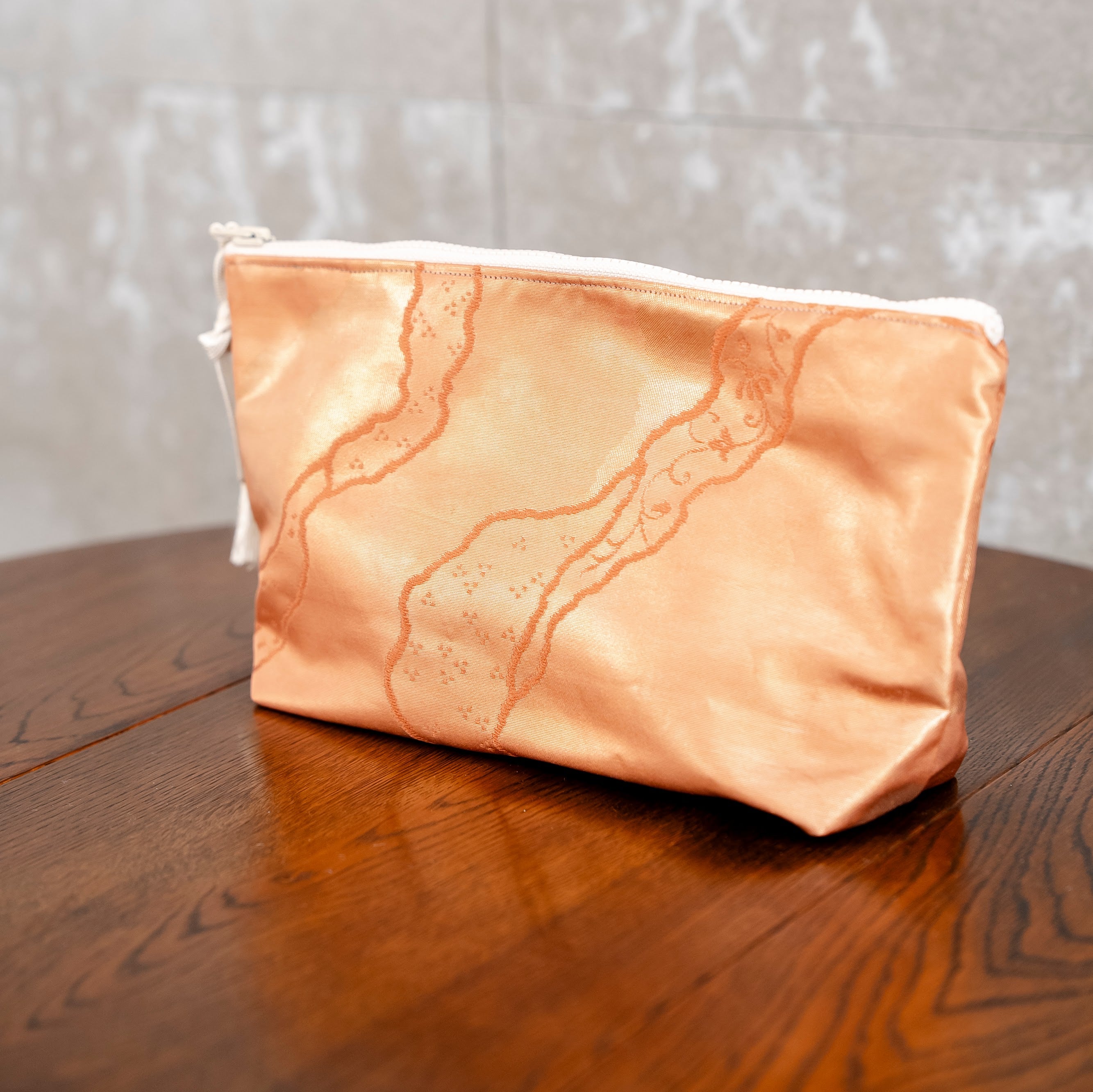 光沢のある赤橙色　クラッチバッグ　バッグインバッグ　K100