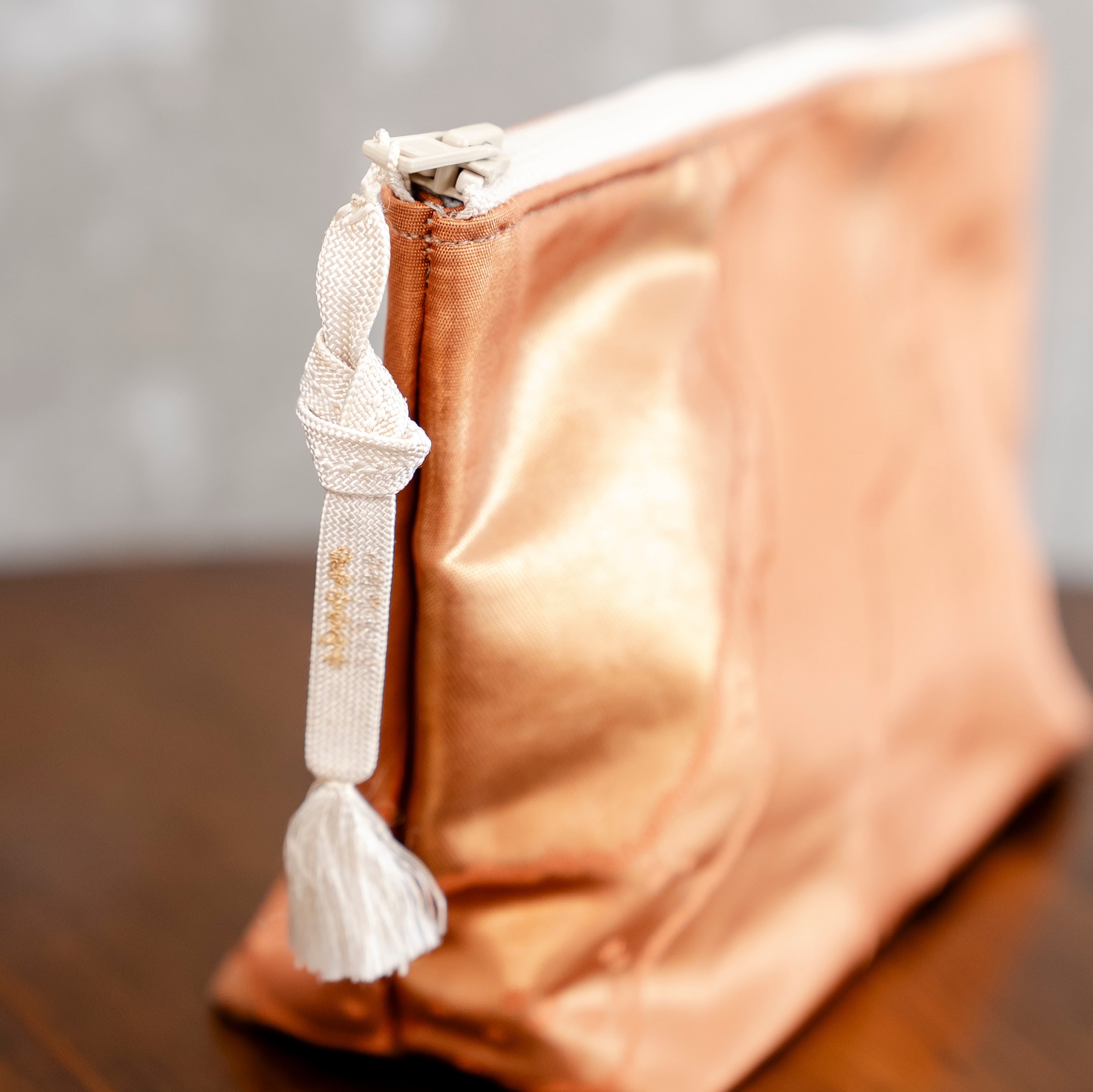 光沢のある赤橙色　クラッチバッグ　バッグインバッグ　K100