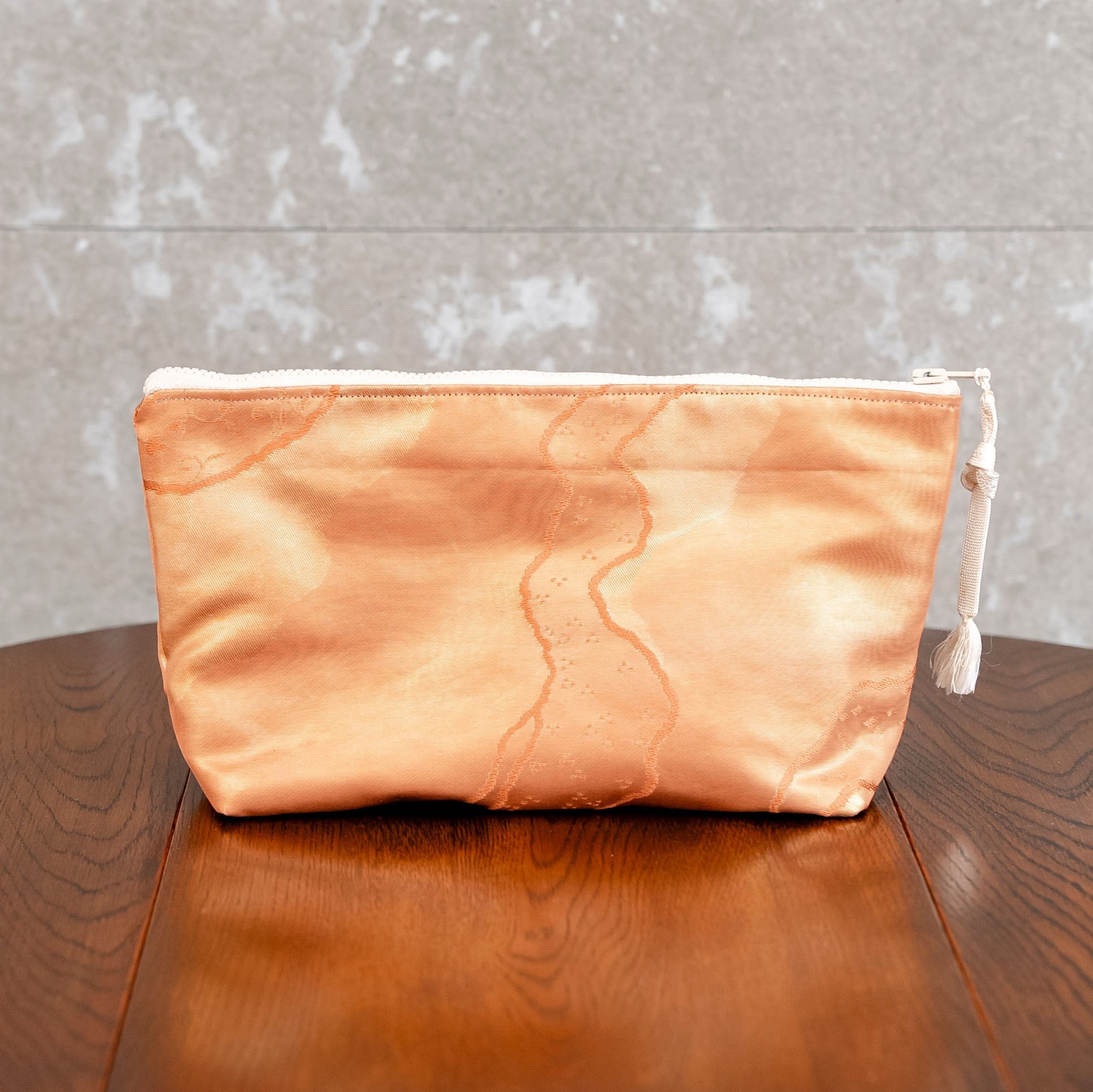 光沢のある赤橙色　クラッチバッグ　バッグインバッグ　K100