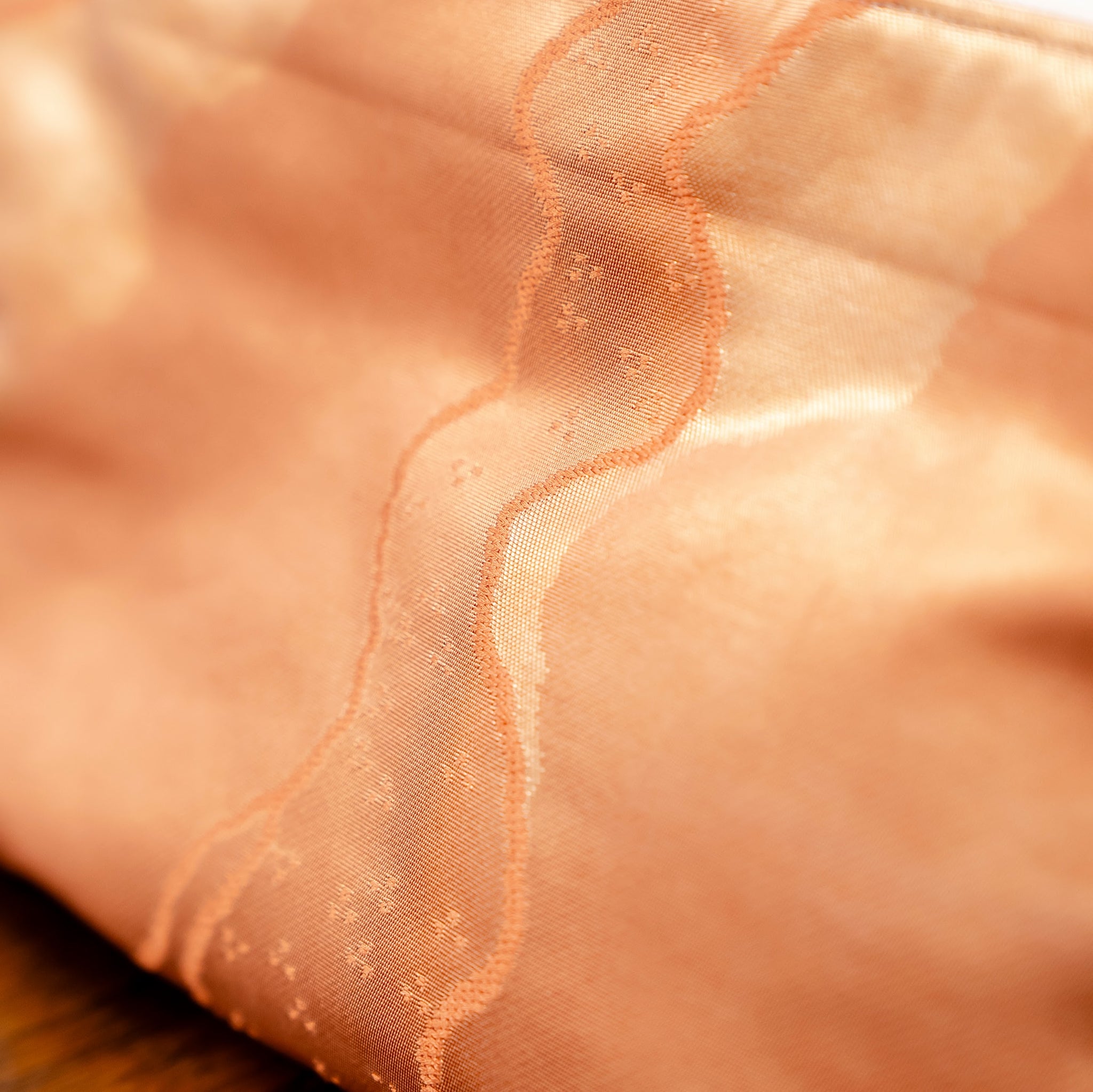 光沢のある赤橙色　クラッチバッグ　バッグインバッグ　K100