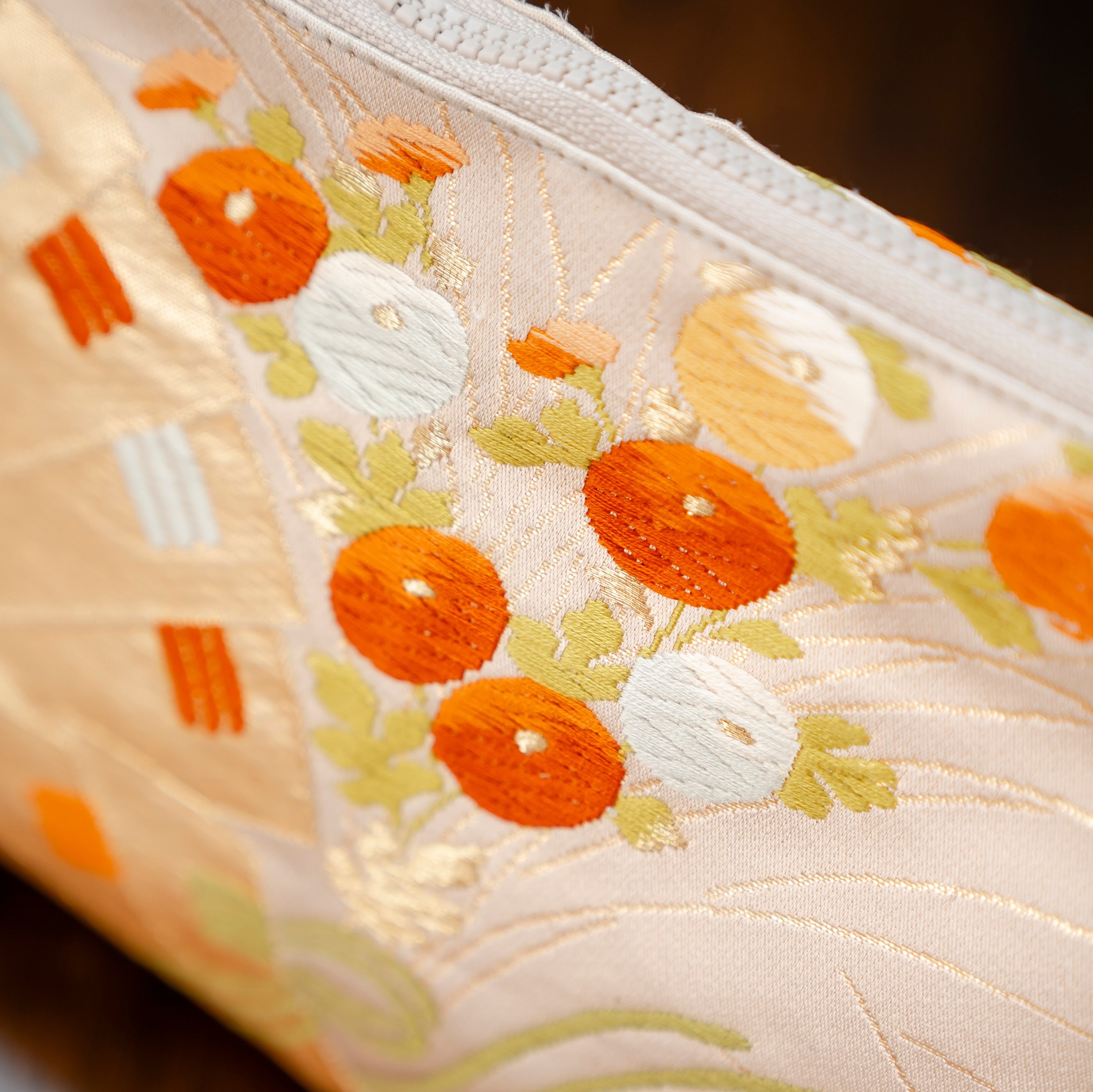 上品なポーチ　大きな扇柄　金襴　K102