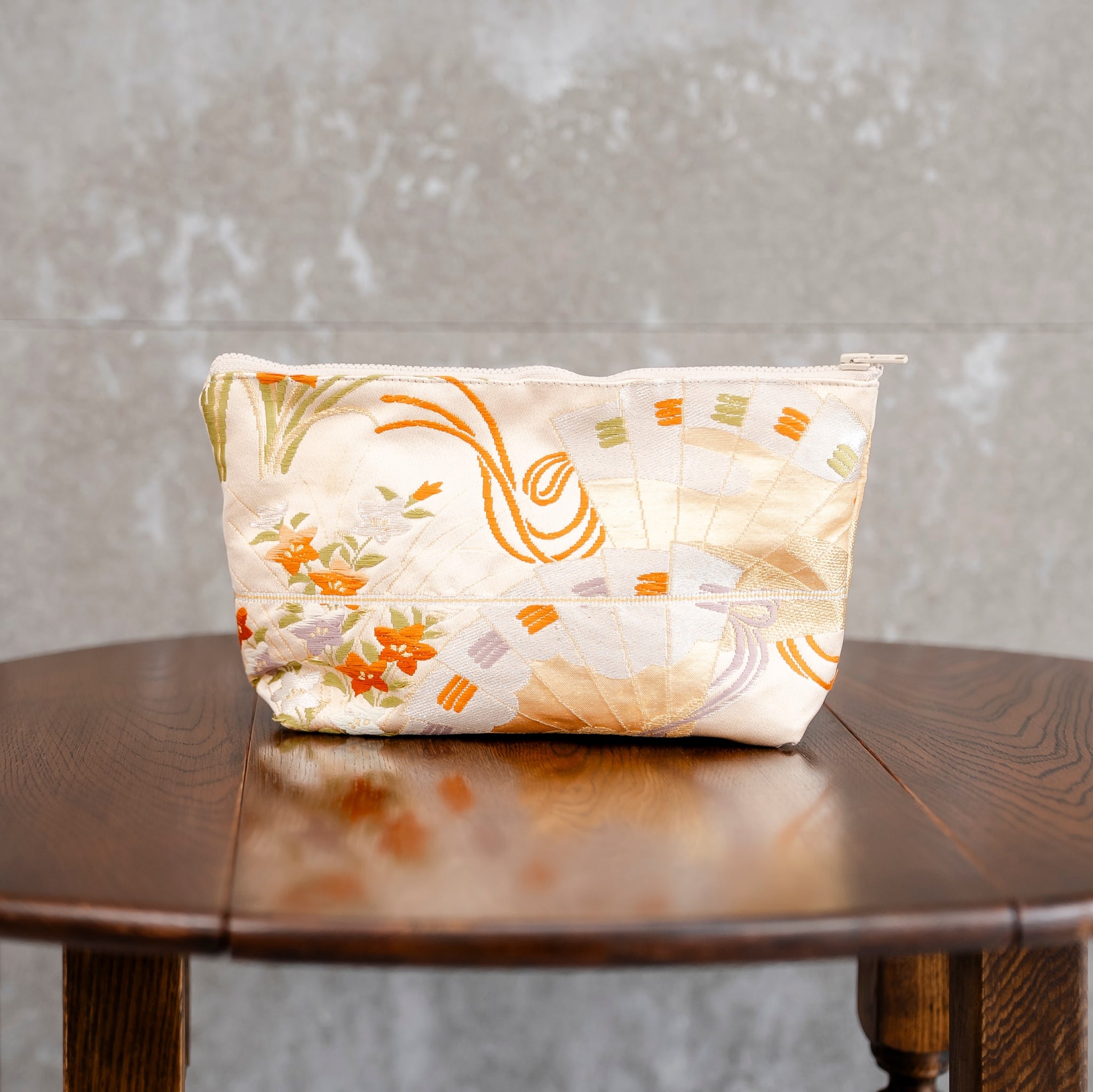 上品なポーチ　大きな扇柄　金襴　K102