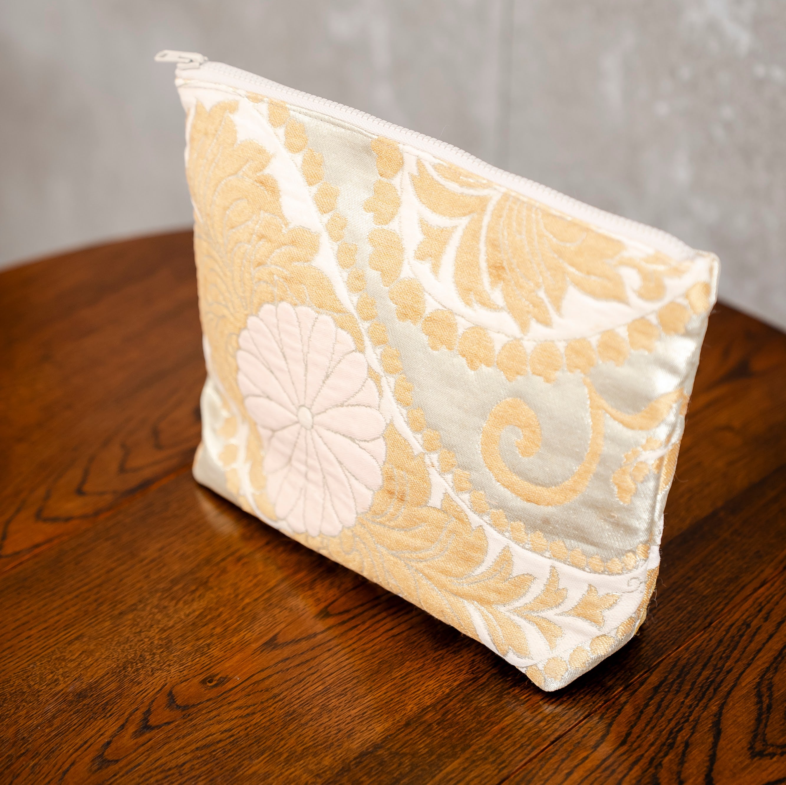 光り輝くポーチ　大きな菊と唐草模様　金襴　K099