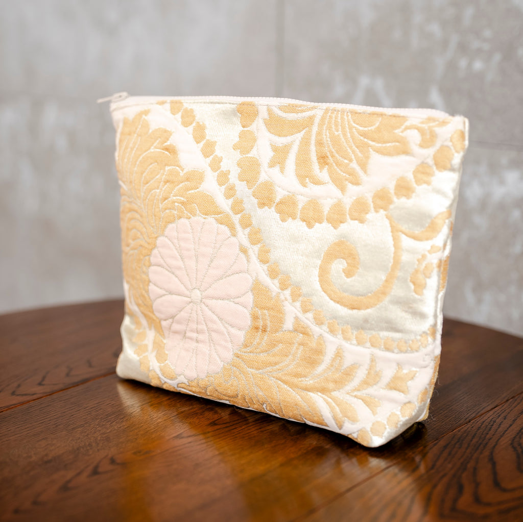 光り輝くポーチ　大きな菊と唐草模様　金襴　K099