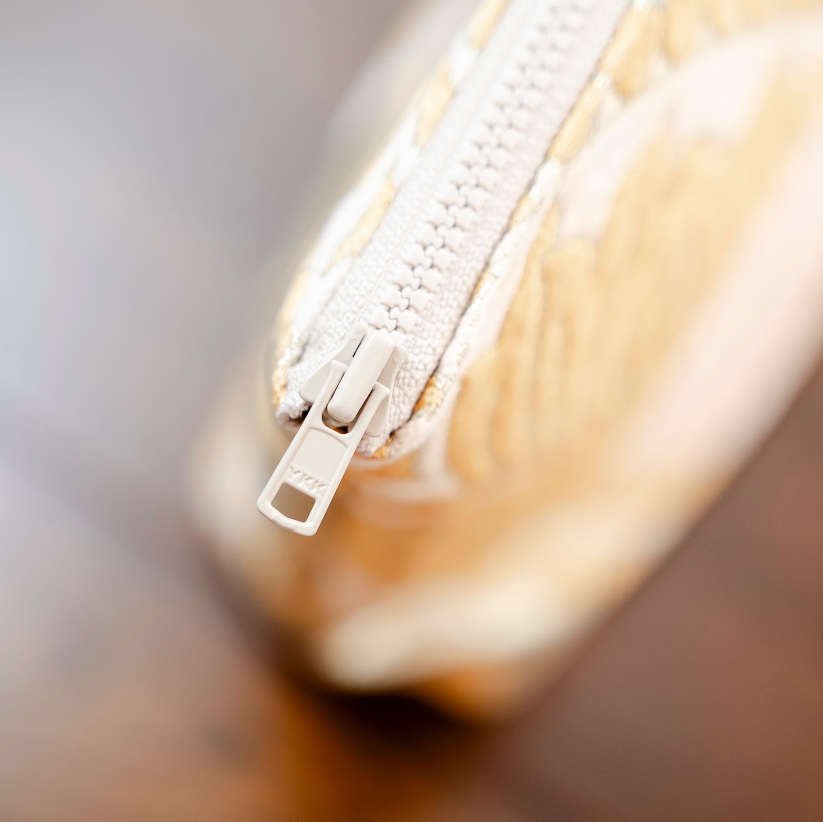 光り輝くポーチ　大きな菊と唐草模様　金襴　K099