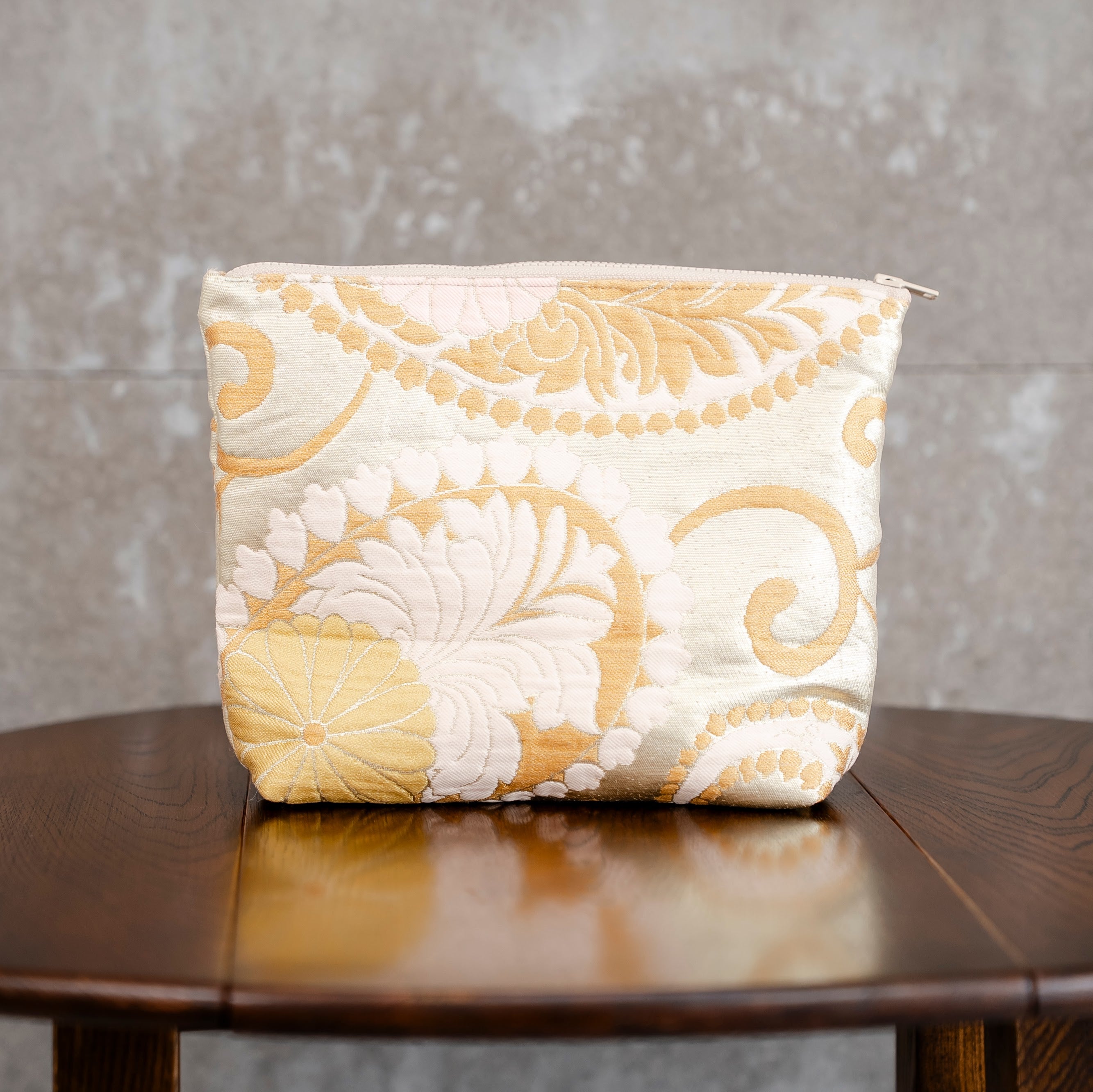 光り輝くポーチ　大きな菊と唐草模様　金襴　K099