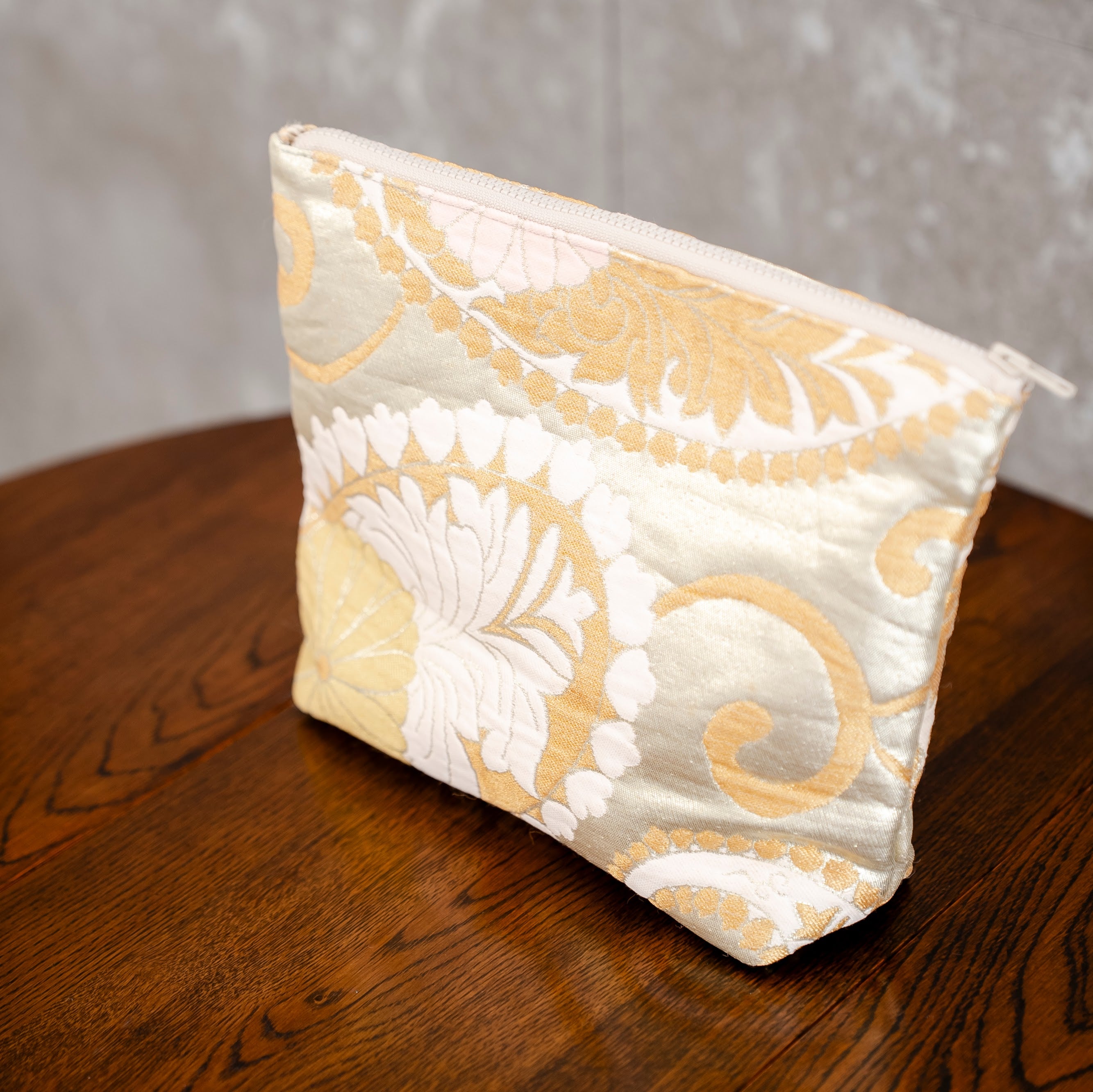 光り輝くポーチ　大きな菊と唐草模様　金襴　K099