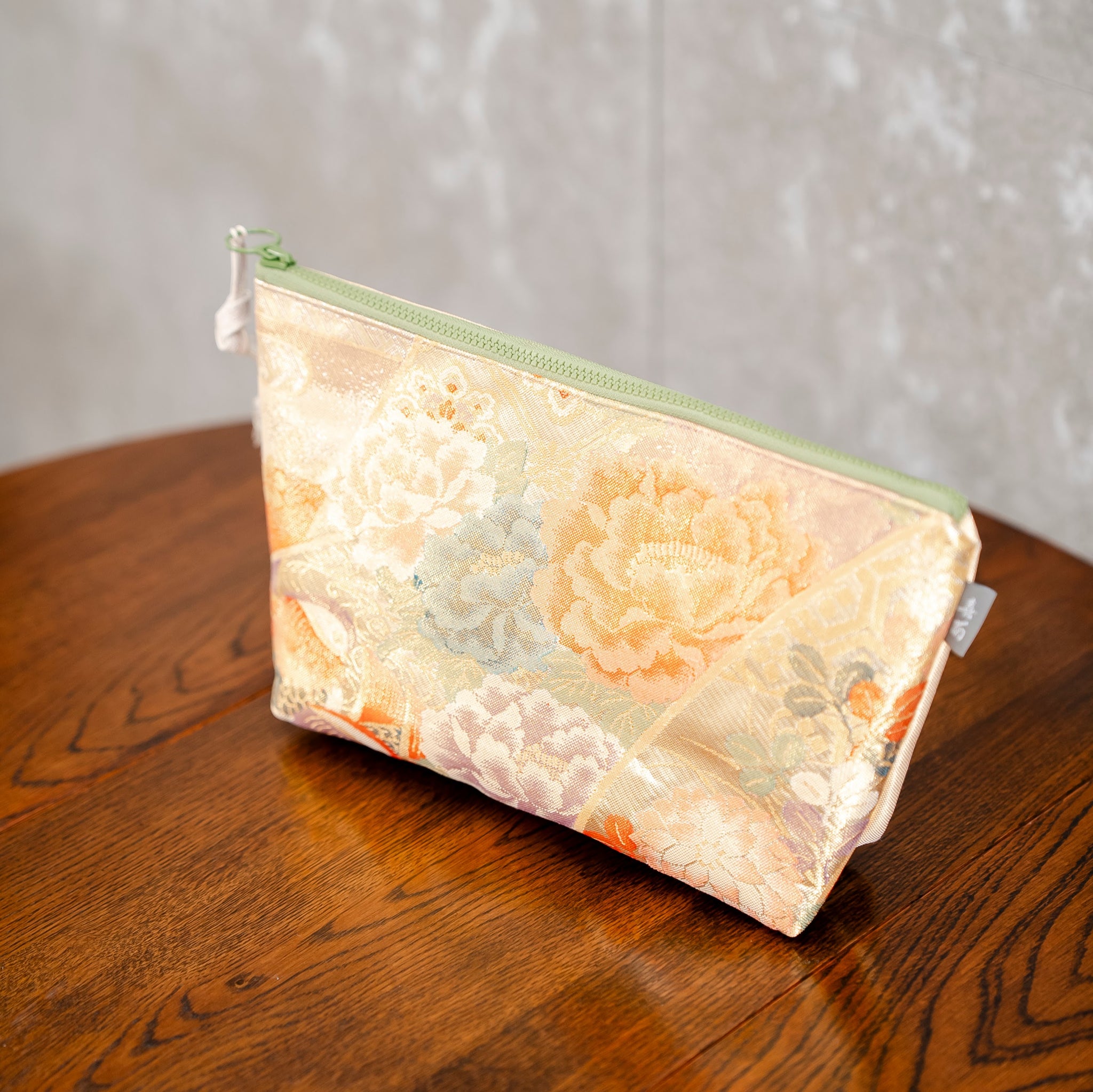 上品で華やかなポーチ　牡丹　金襴　K121