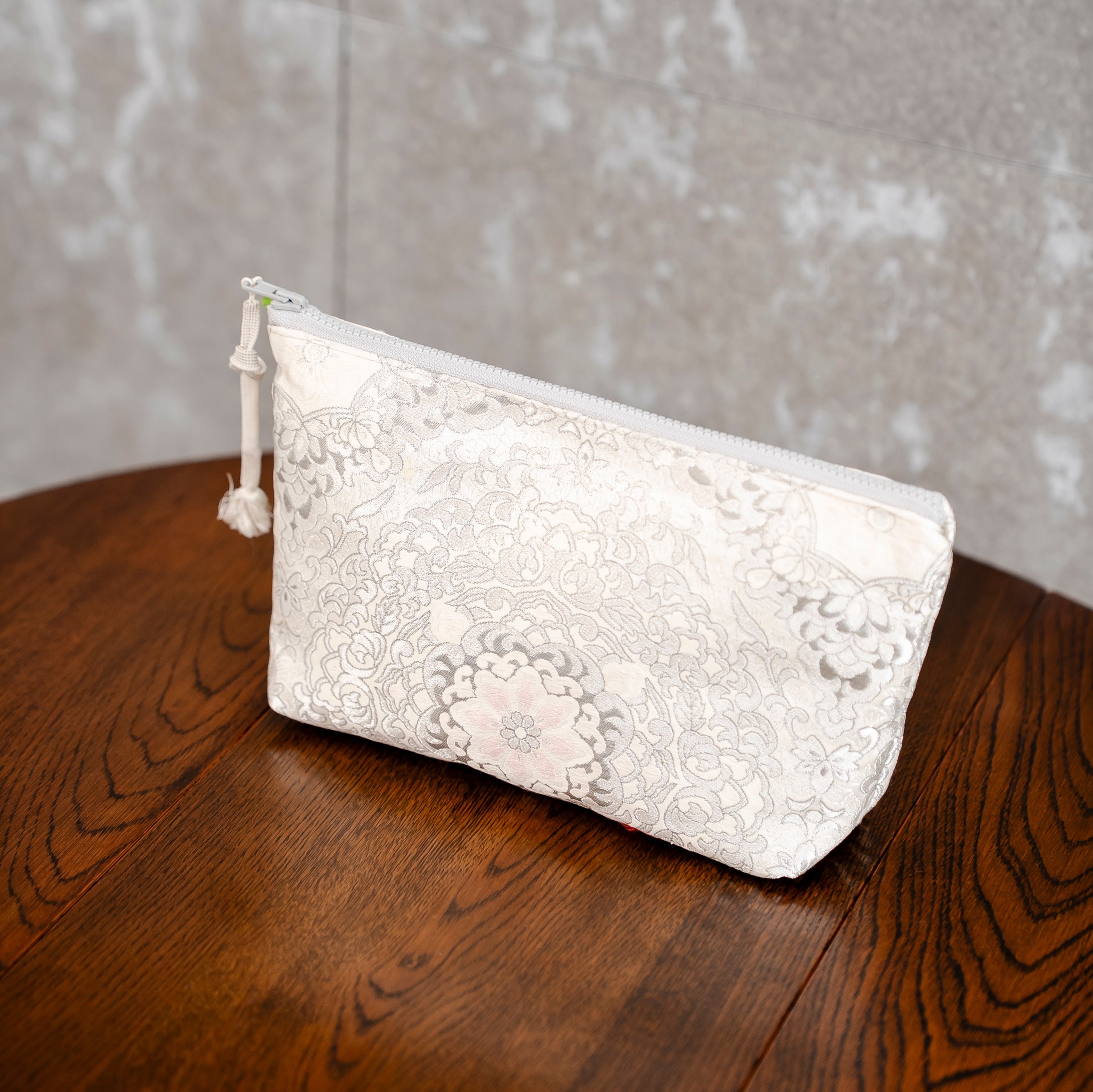 高級感のあるポーチ　銀色の刺繍　唐草模様　K103