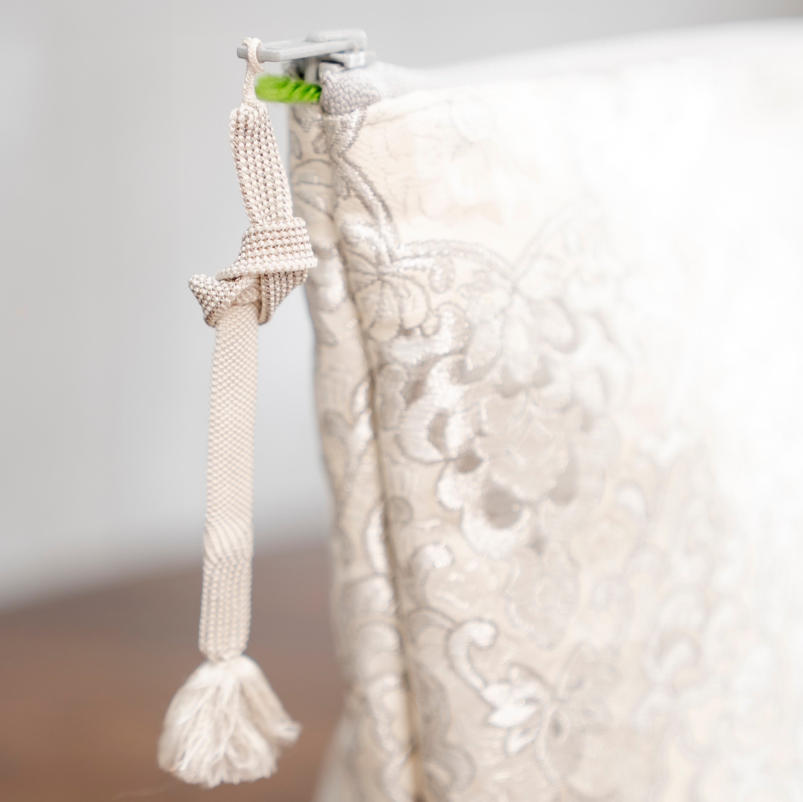 高級感のあるポーチ　銀色の刺繍　唐草模様　K103