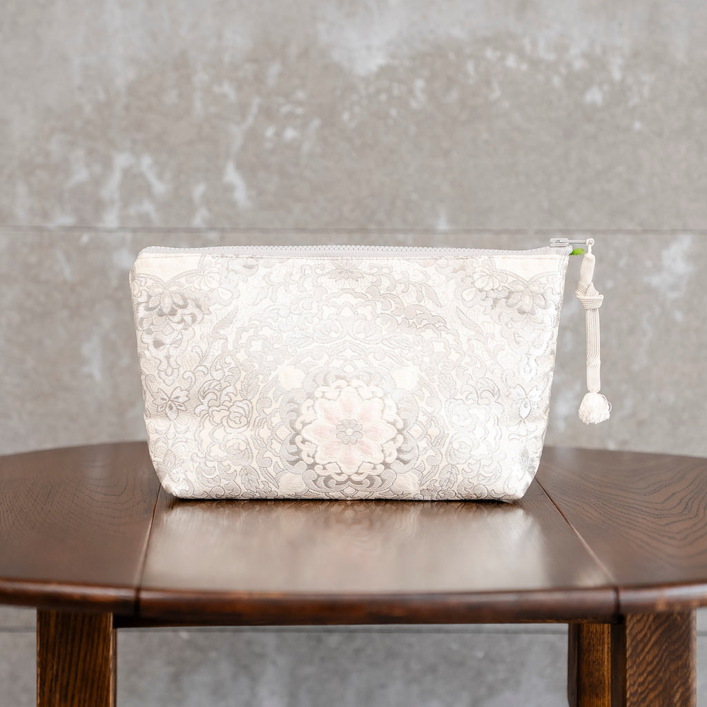 高級感のあるポーチ　銀色の刺繍　唐草模様　K103