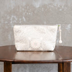 高級感のあるポーチ　銀色の刺繍　唐草模様　K103