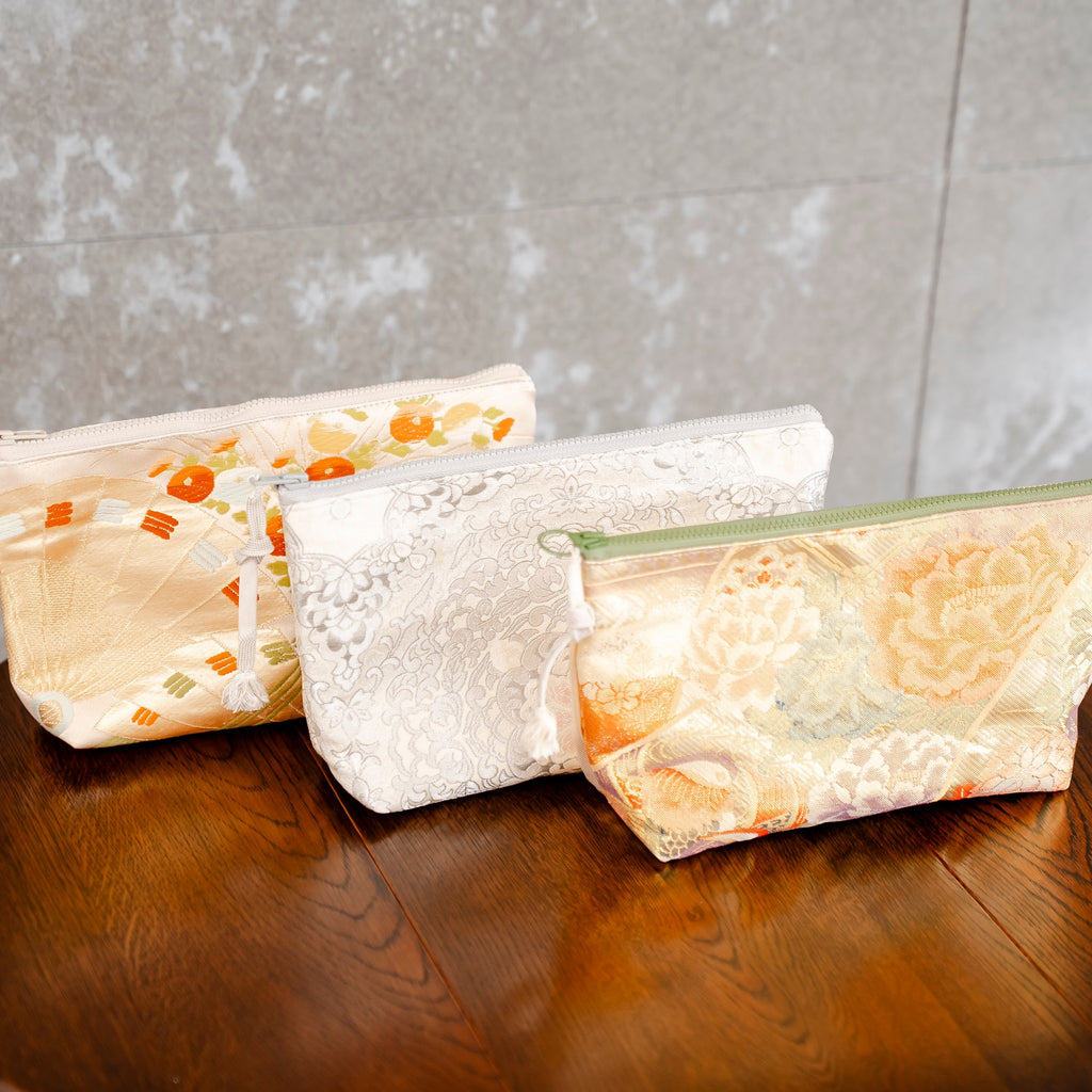 上品なポーチ　大きな扇柄　金襴　K102