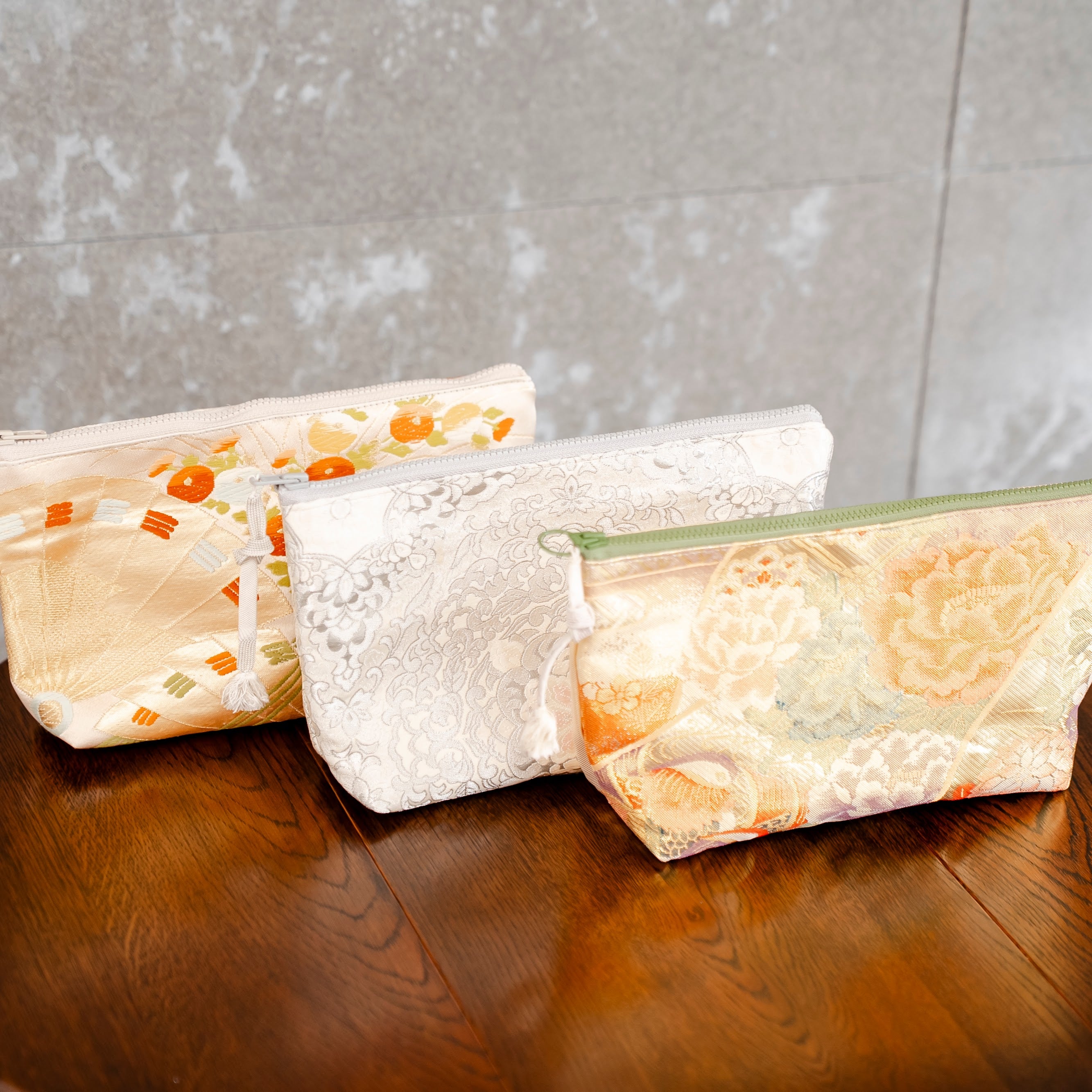 上品なポーチ　大きな扇柄　金襴　K102