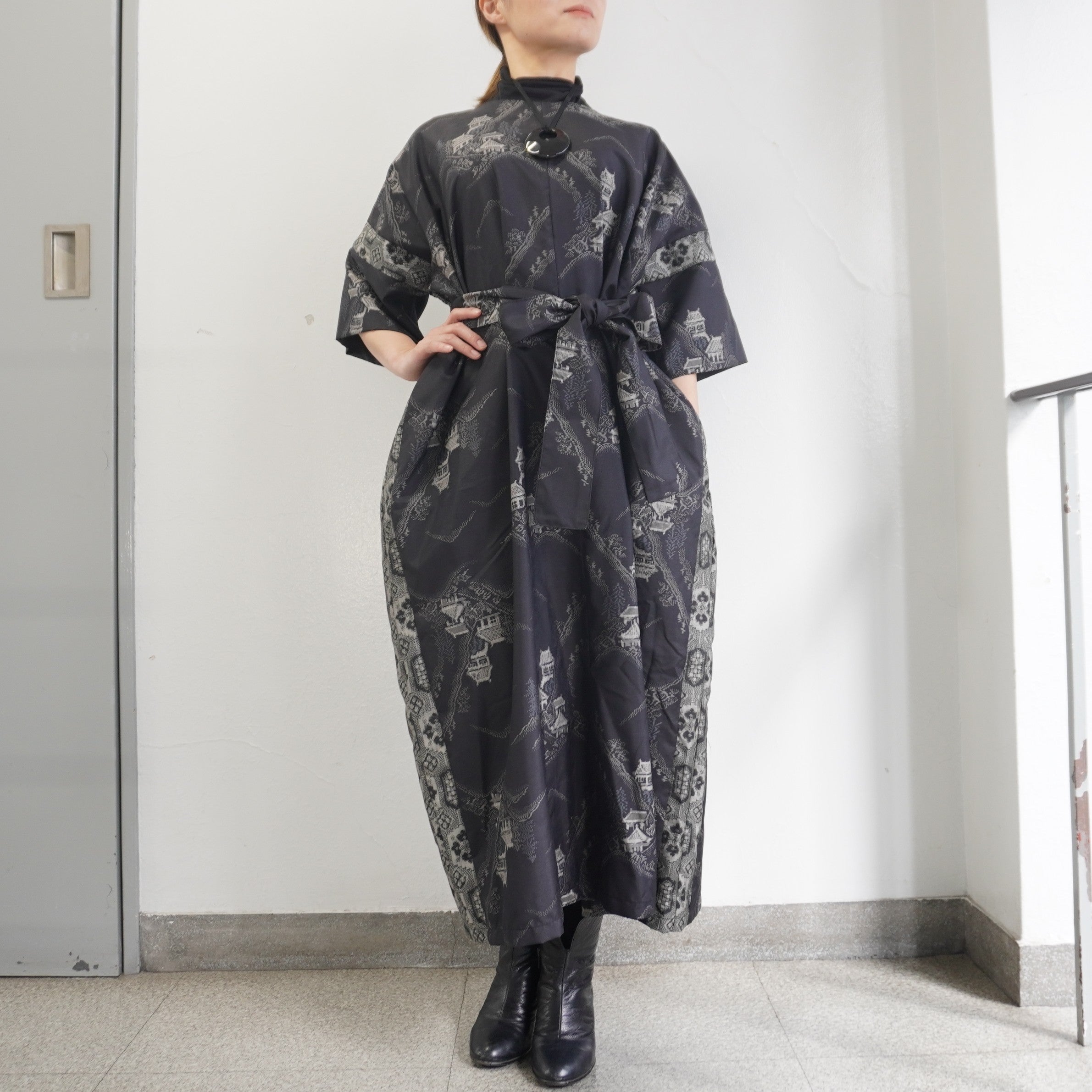 大島紬を使用した黒色のワンピース K208