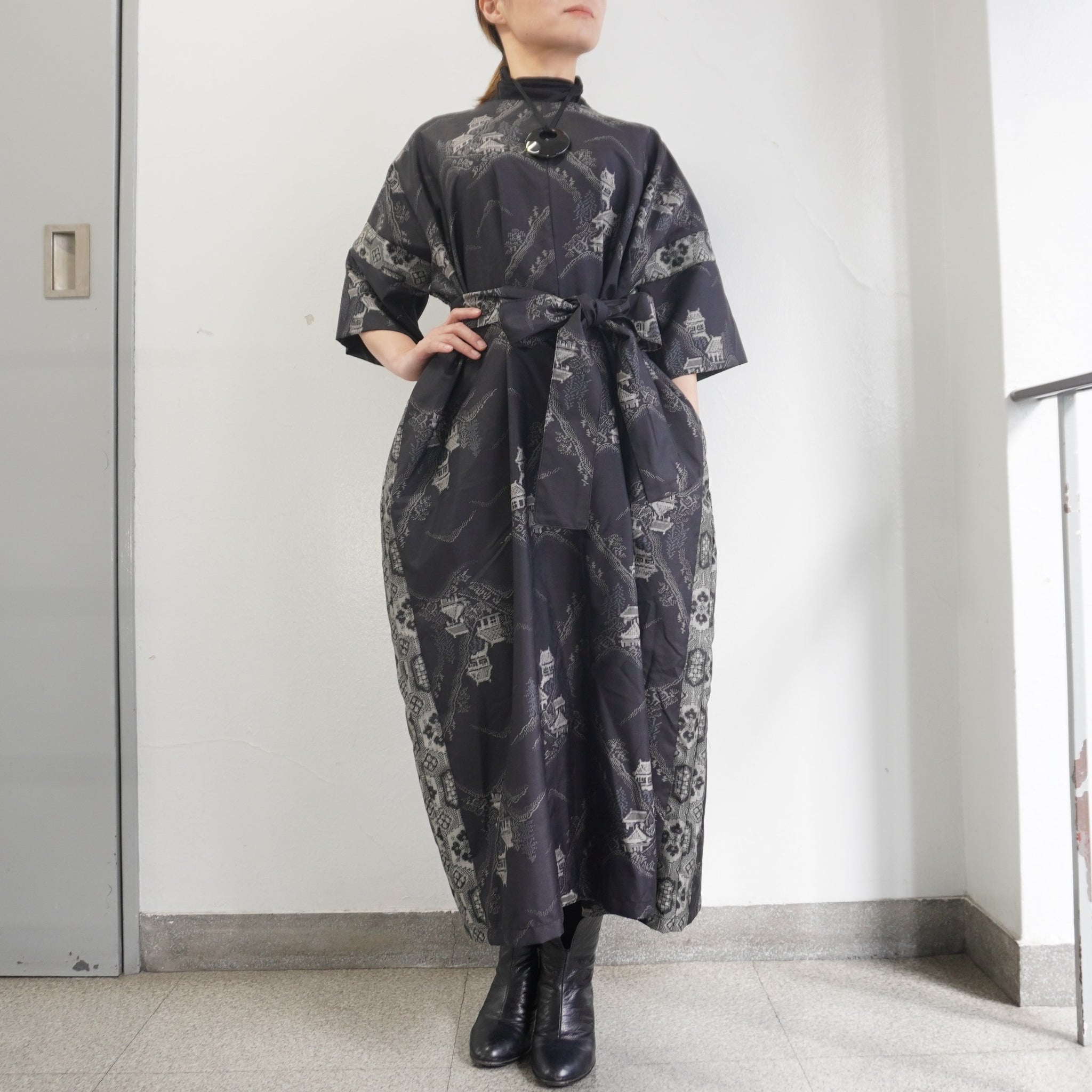 大島紬を使用した黒色のワンピース K208