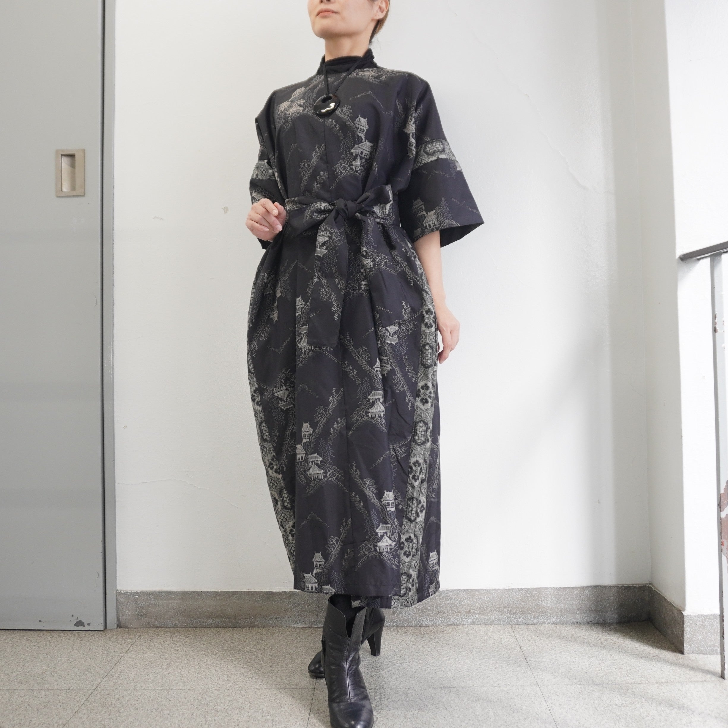 大島紬を使用した黒色のワンピース K208