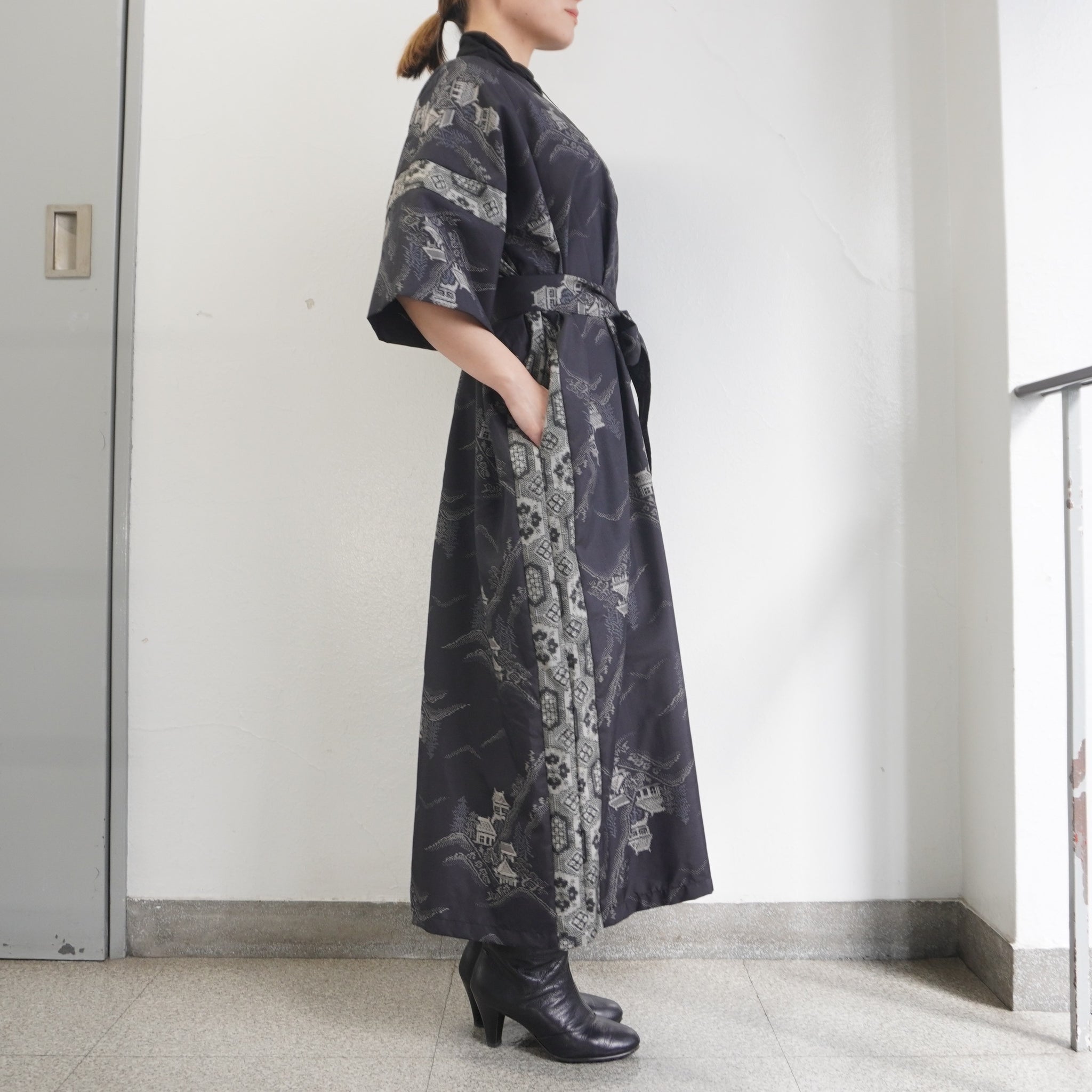 大島紬を使用した黒色のワンピース K208