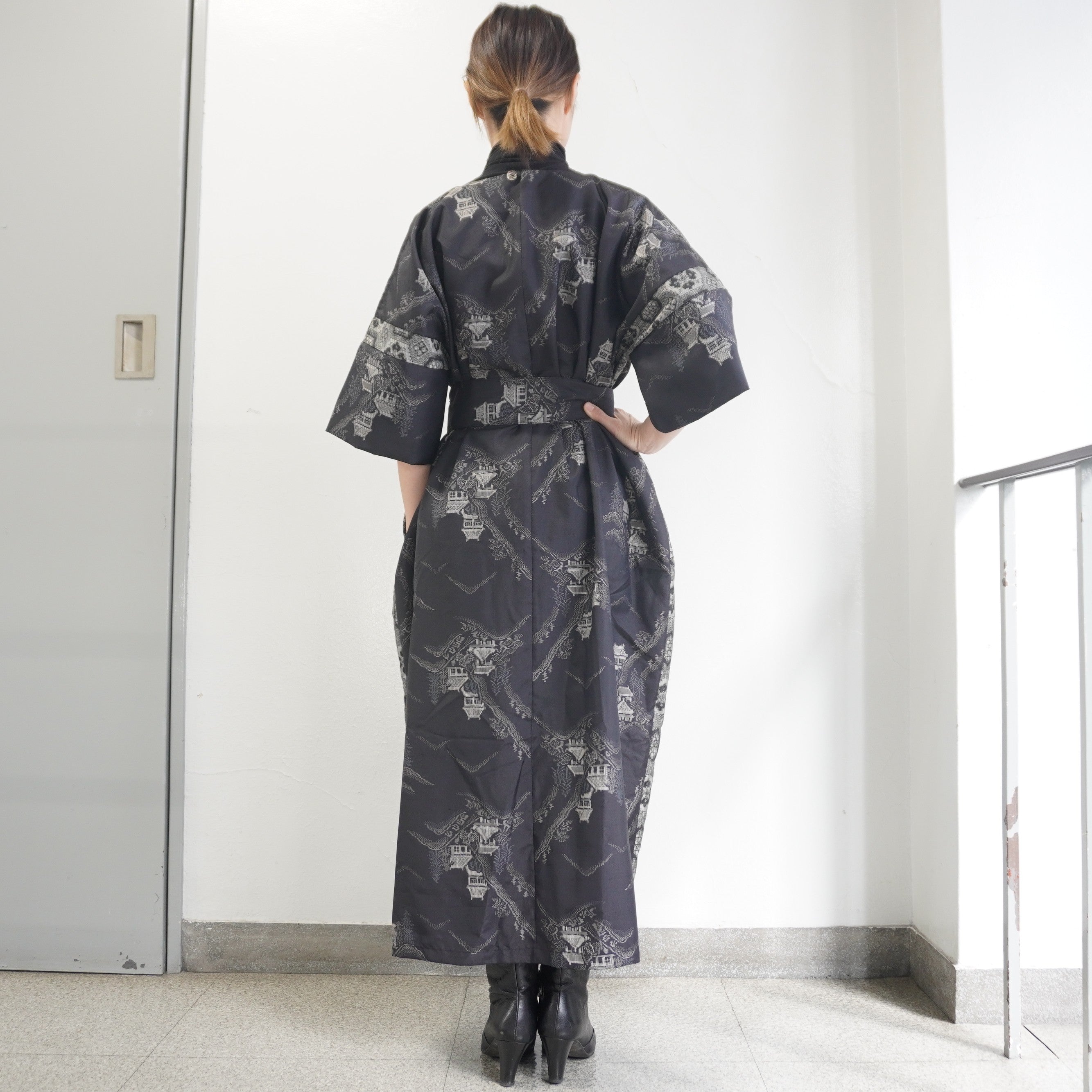 大島紬を使用した黒色のワンピース K208