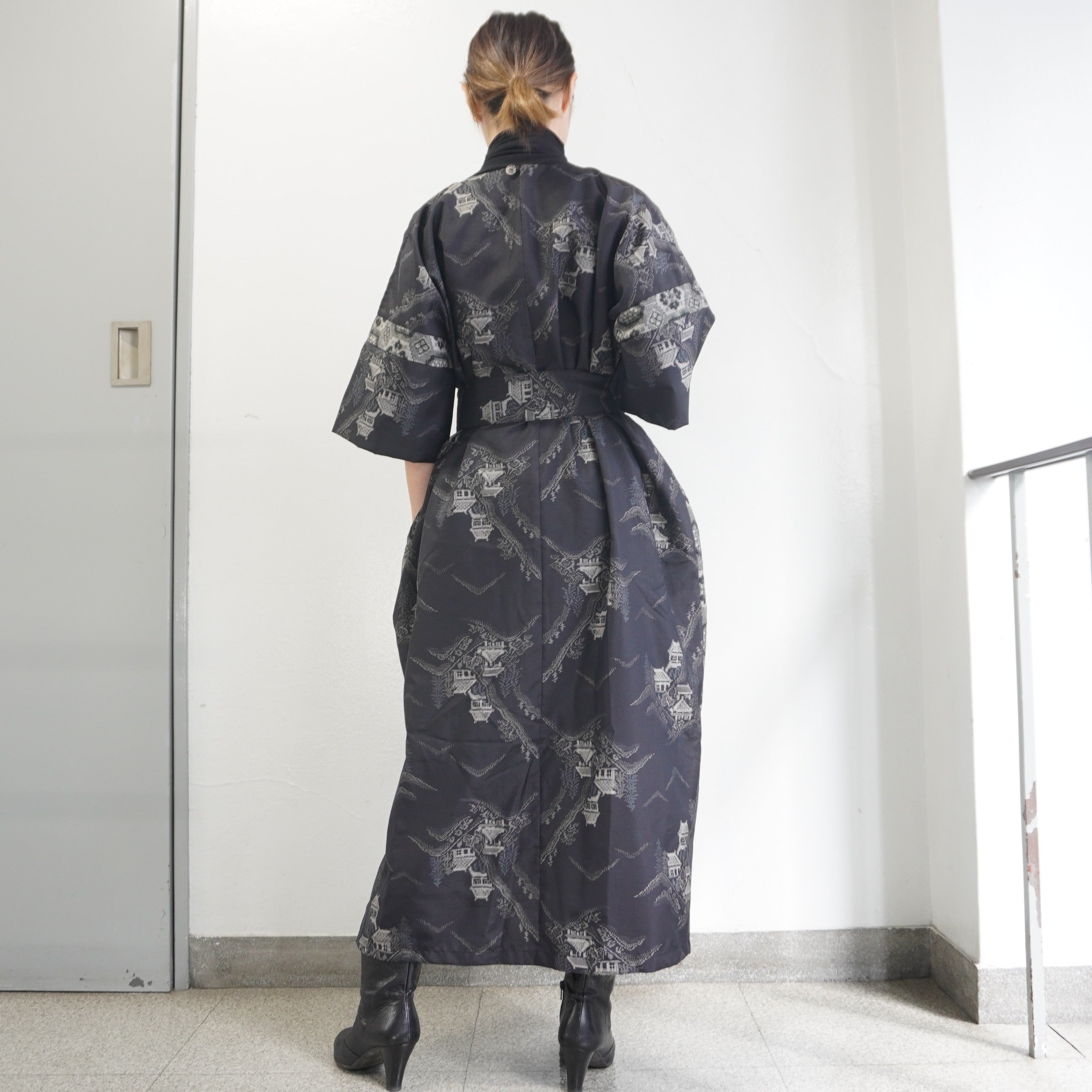 大島紬を使用した黒色のワンピース K208