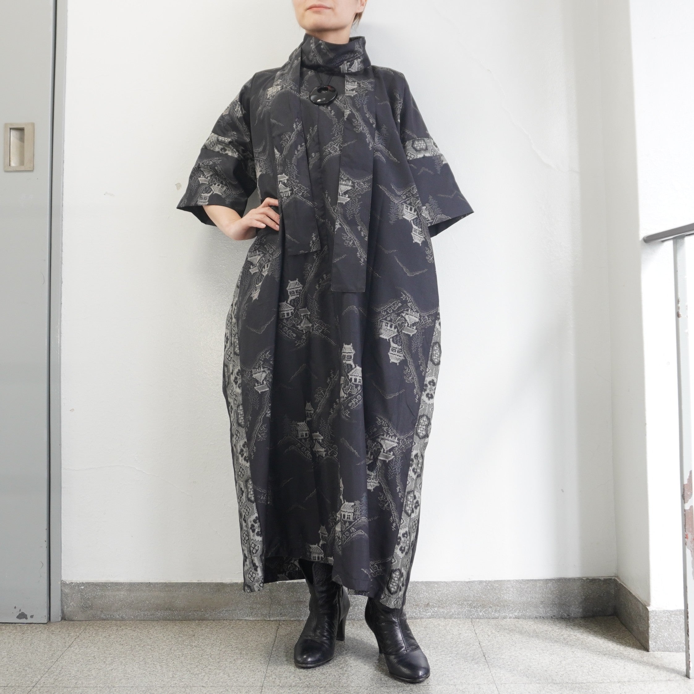 大島紬を使用した黒色のワンピース K208