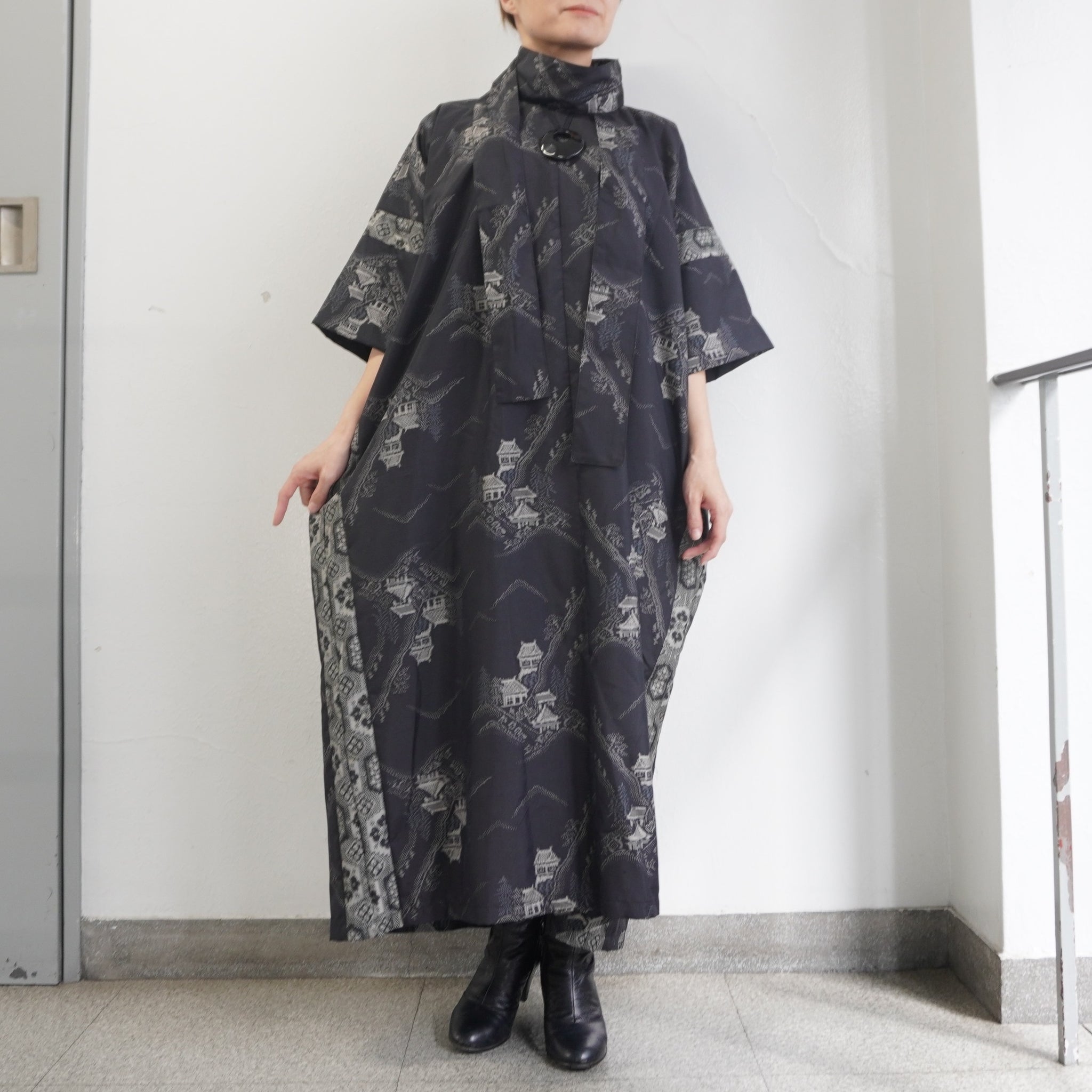 大島紬を使用した黒色のワンピース K208