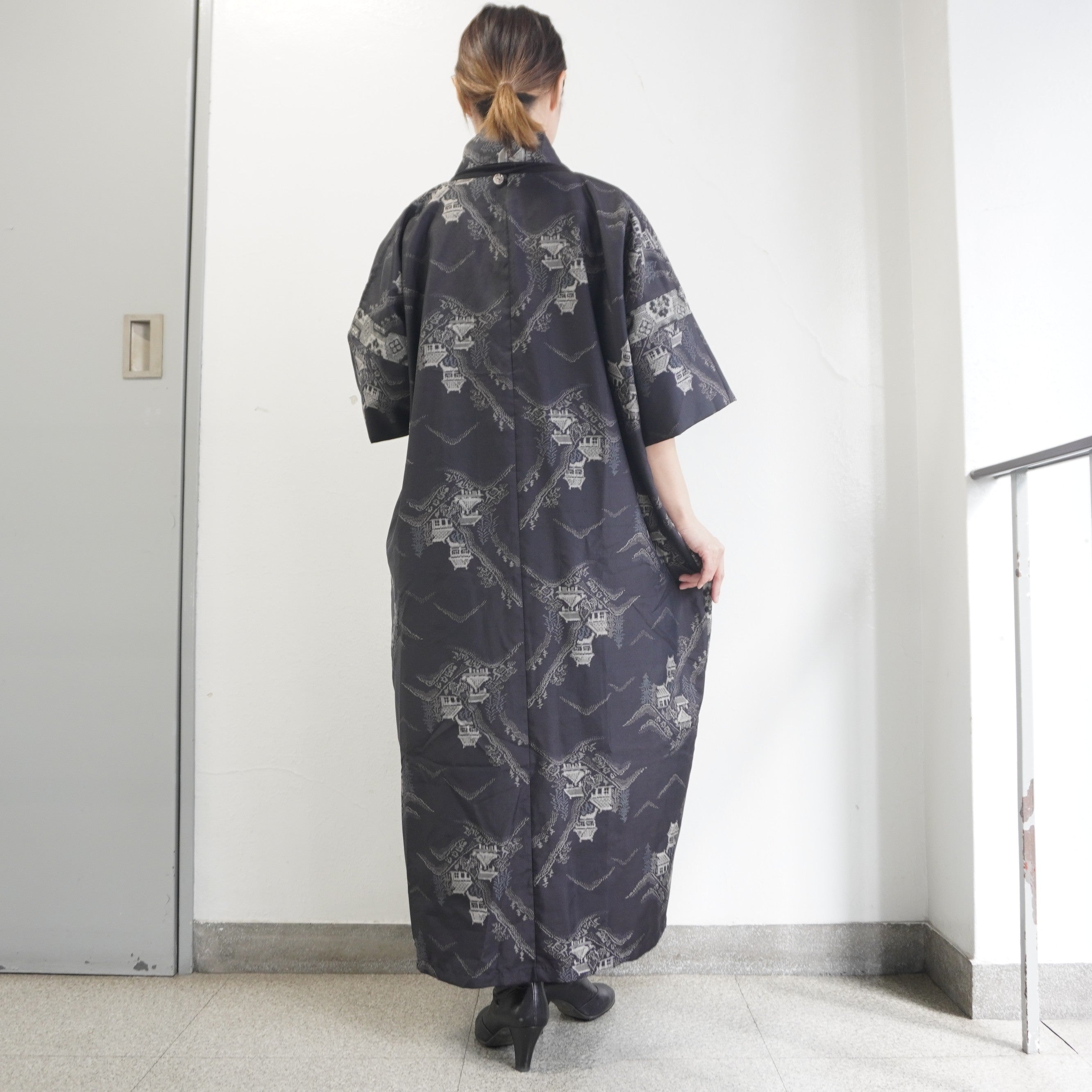 大島紬を使用した黒色のワンピース K208