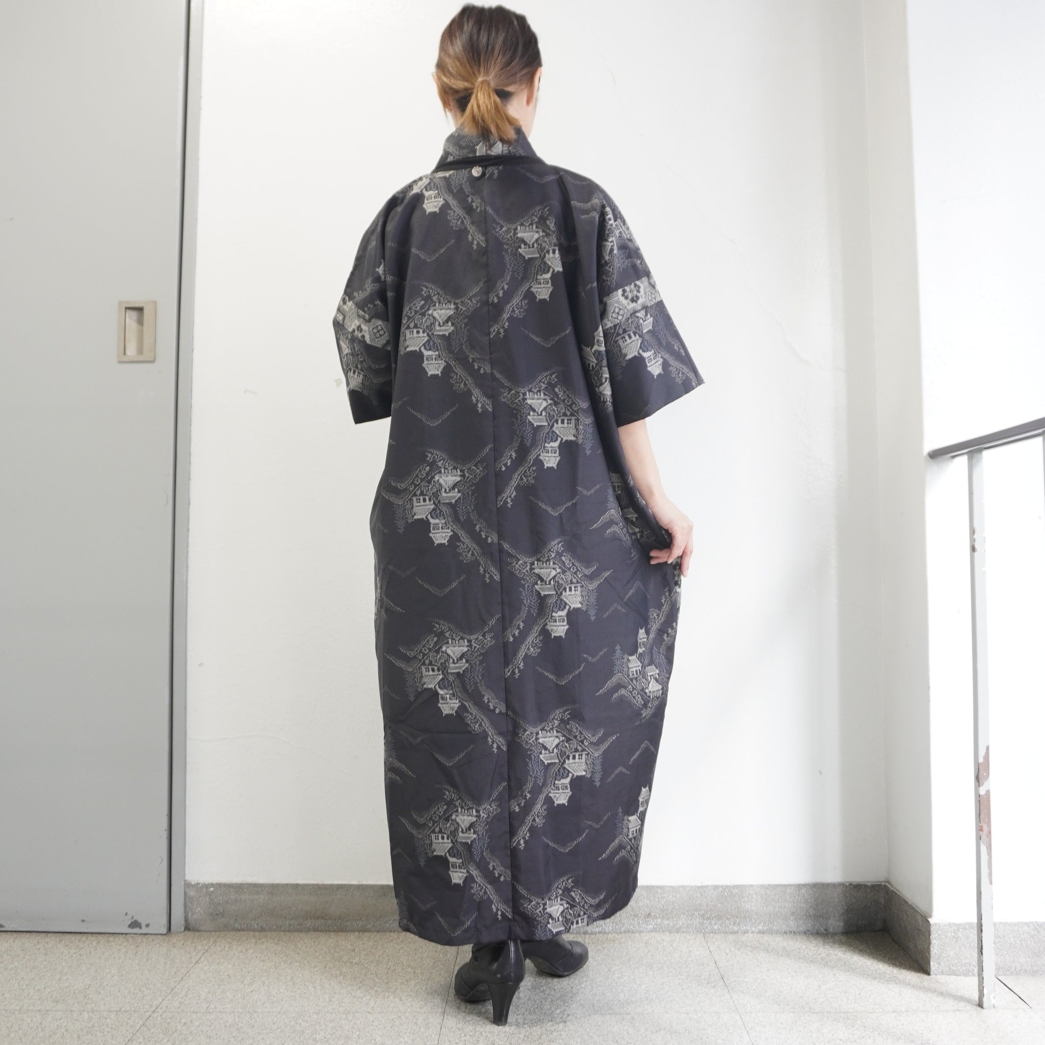 大島紬を使用した黒色のワンピース K208