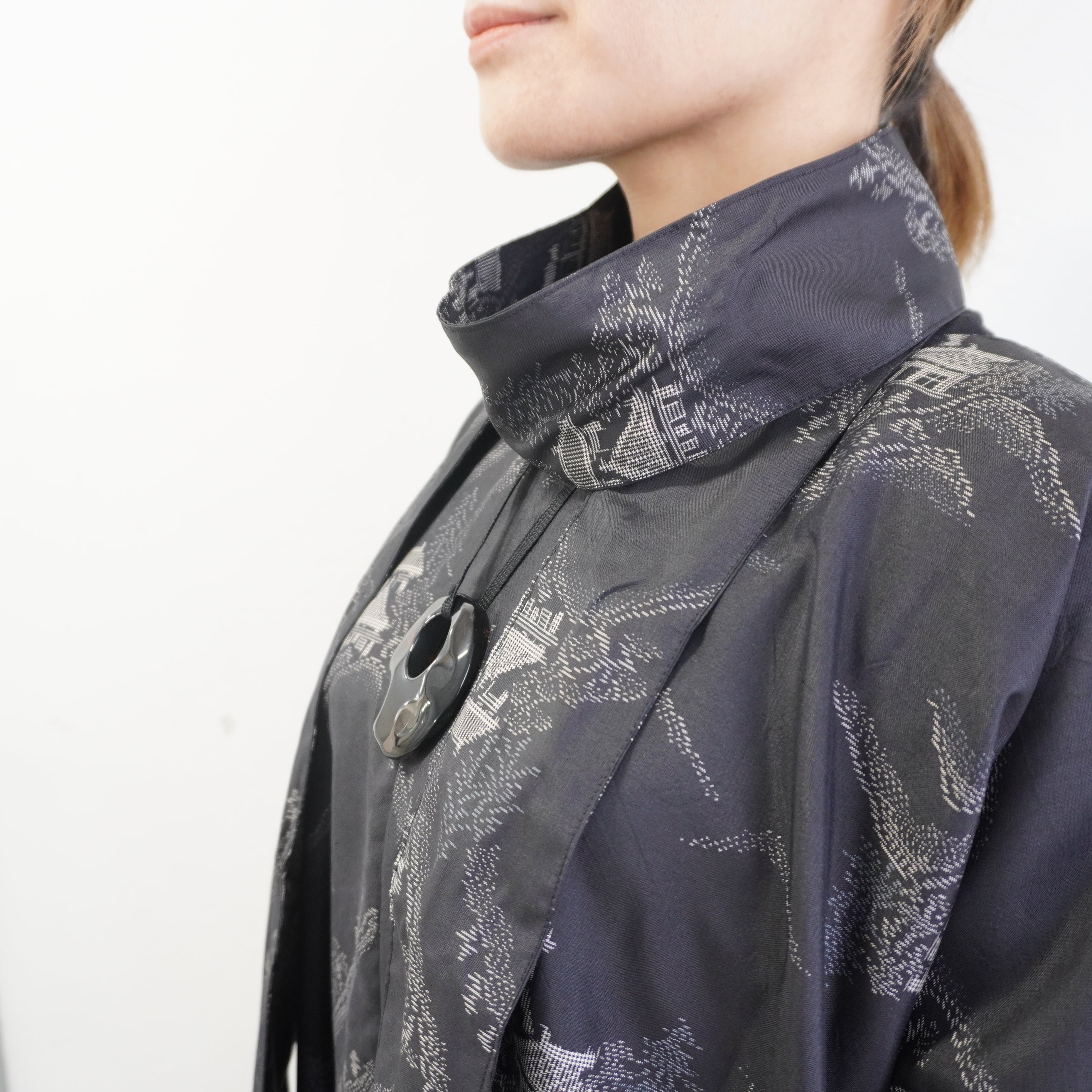 大島紬を使用した黒色のワンピース K208