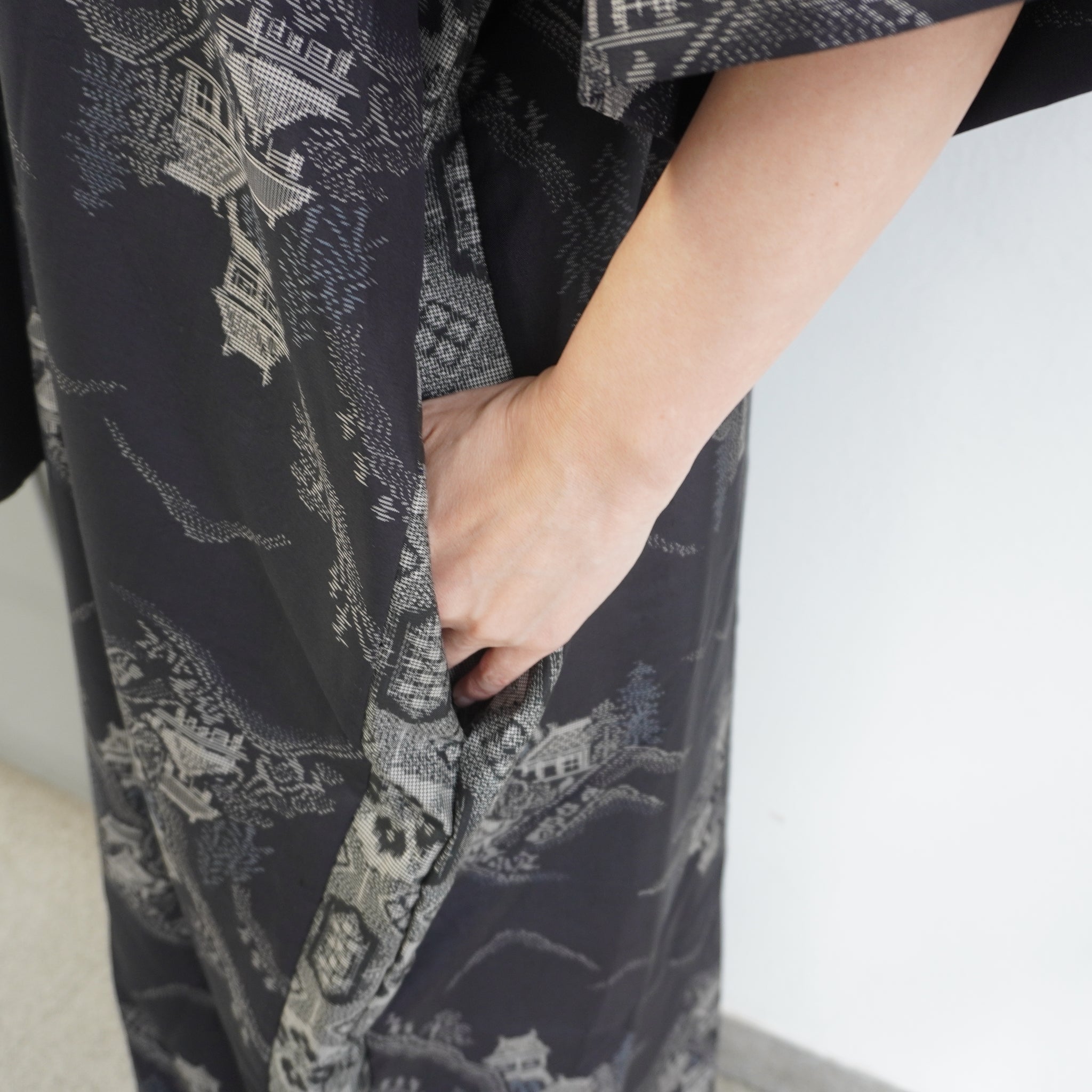 大島紬を使用した黒色のワンピース K208