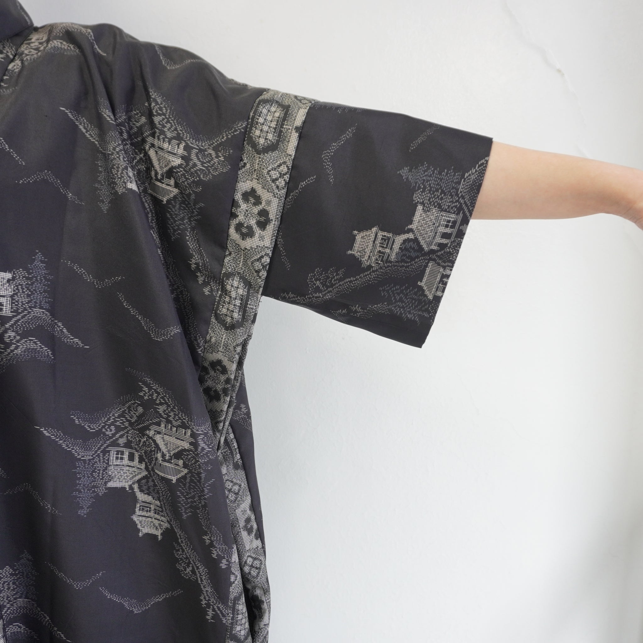 大島紬を使用した黒色のワンピース K208