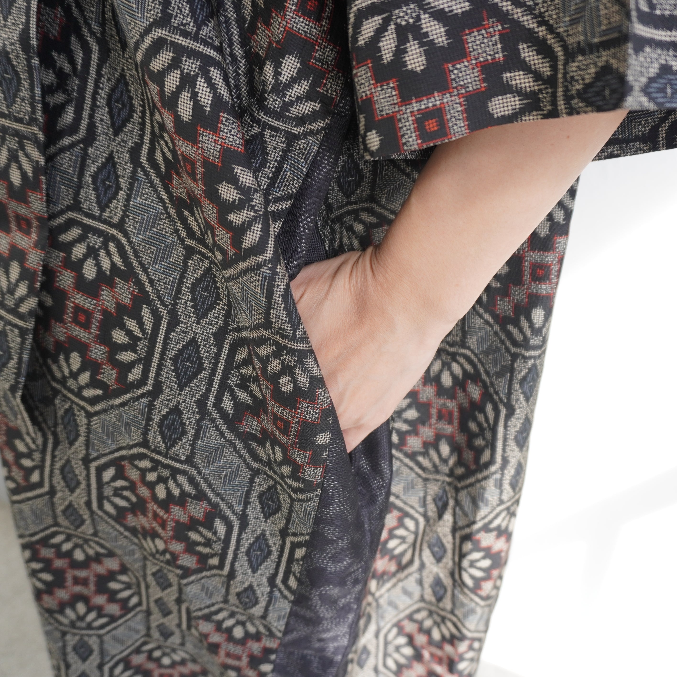 大島紬を使用した黒色のワンピース K207