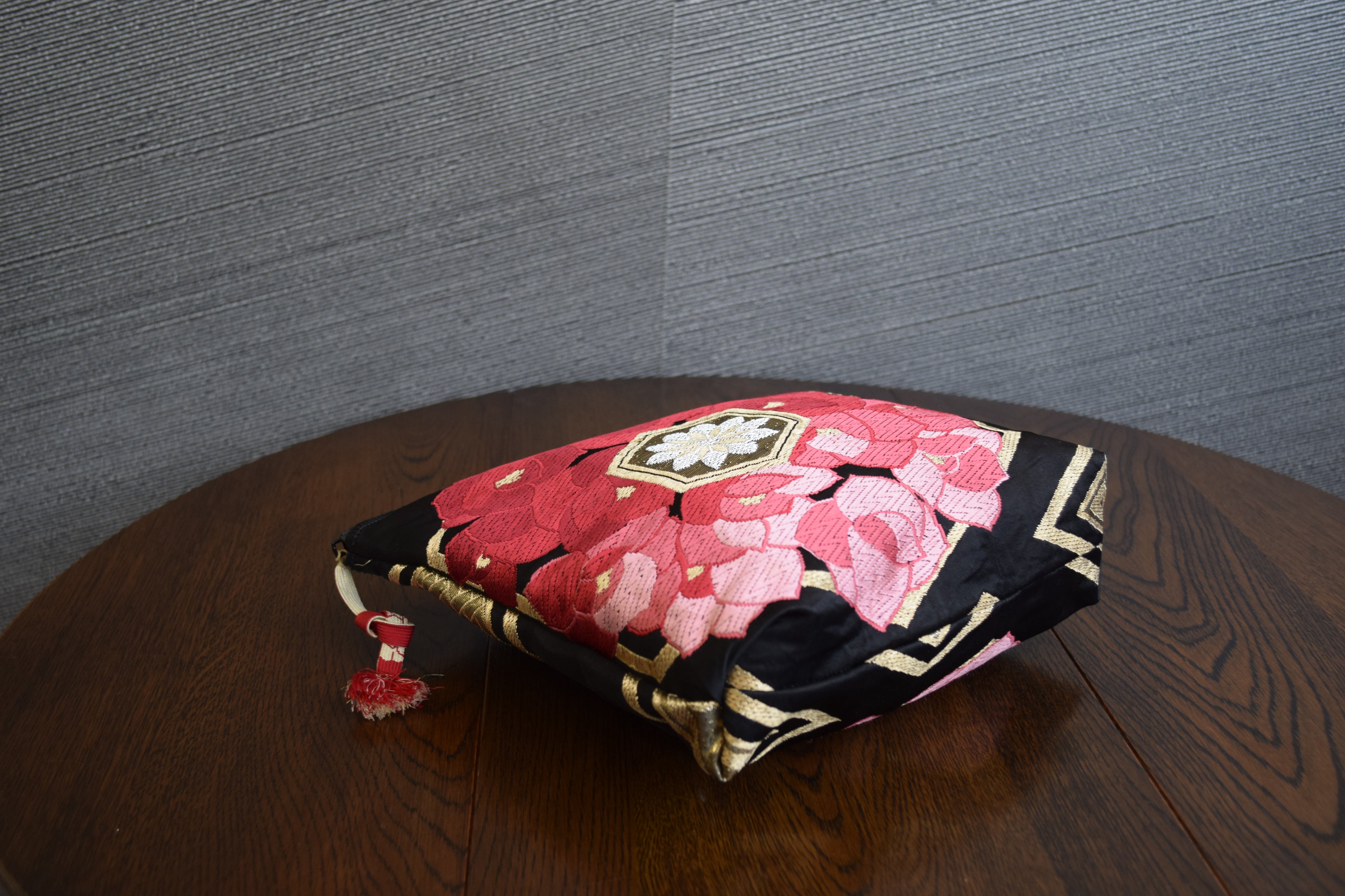 黒地×赤花柄　クラッチバッグ　バッグインバッグ　K085