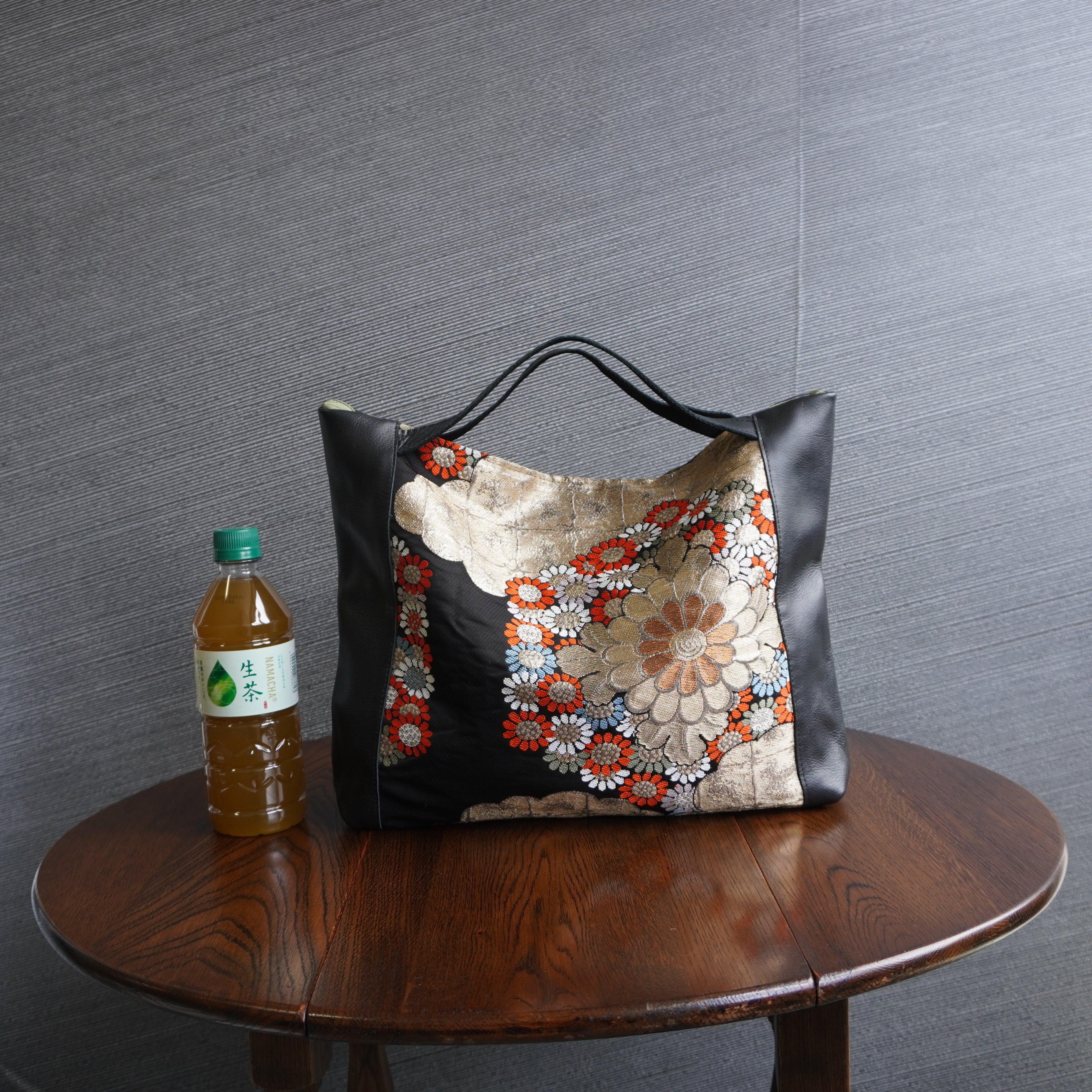 黒地に菊模様のレザートートバッグ　K002