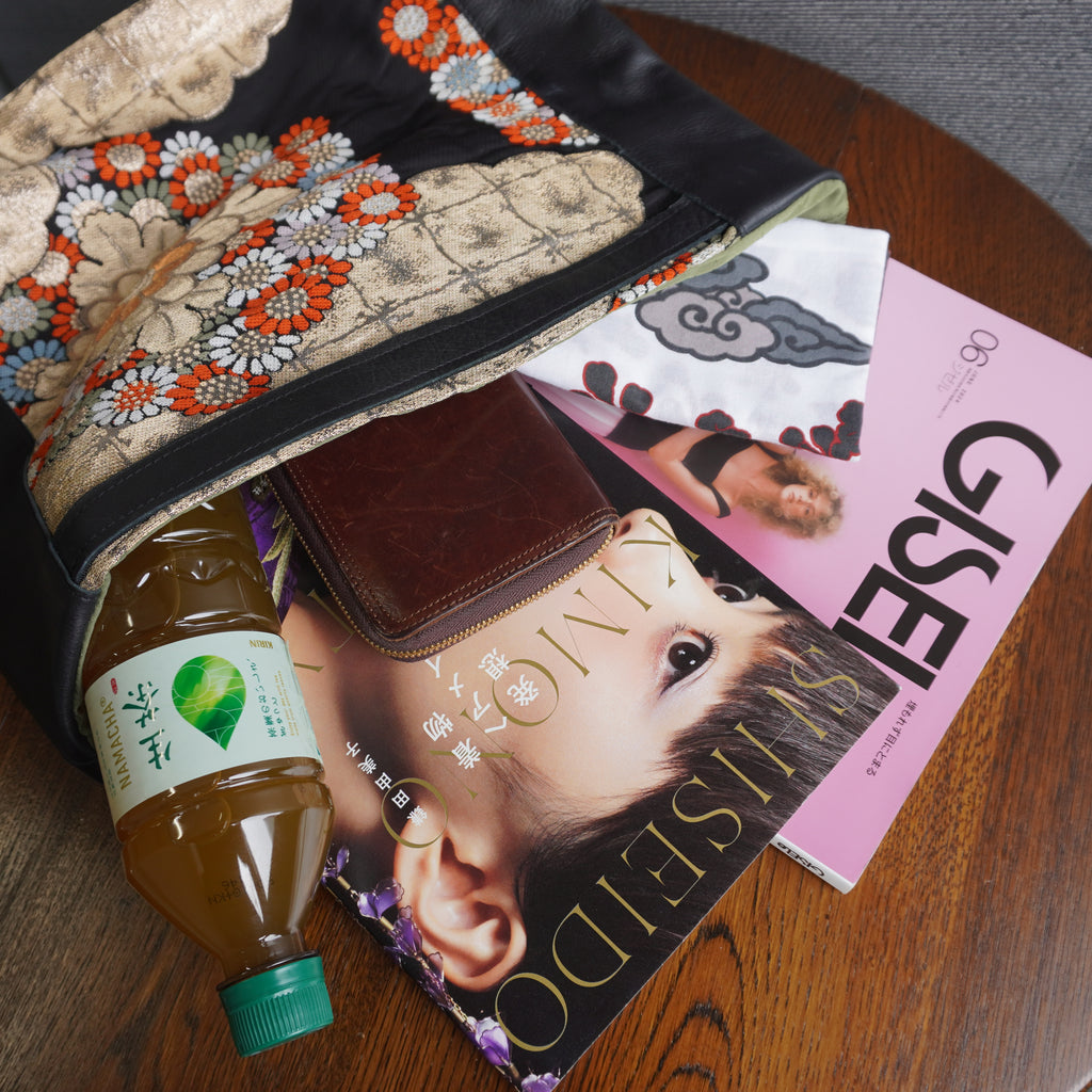 黒地に菊模様のレザートートバッグ　K002