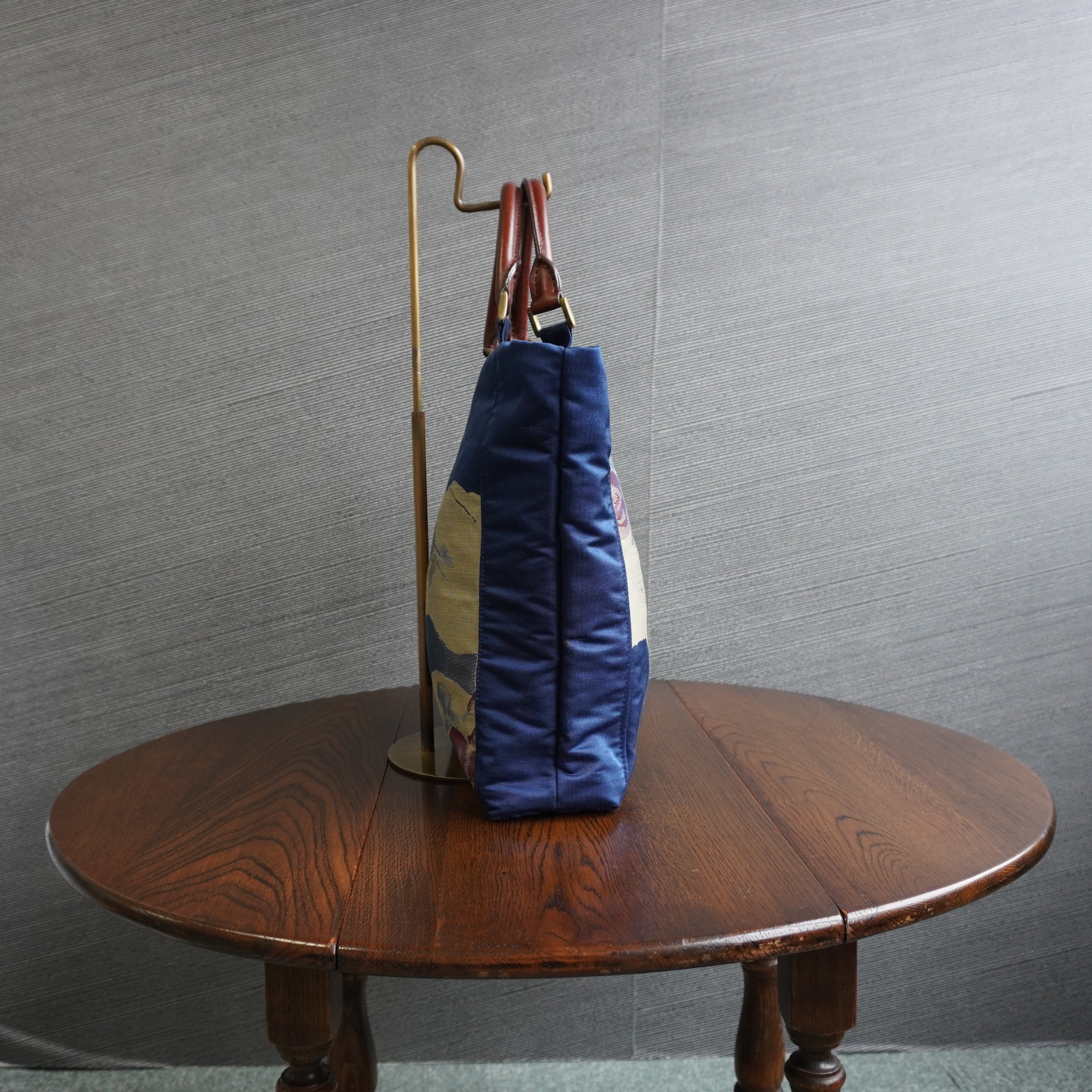 美しい蒼色の帯を使ったトートバッグ　アップサイクルバッグ　 K081