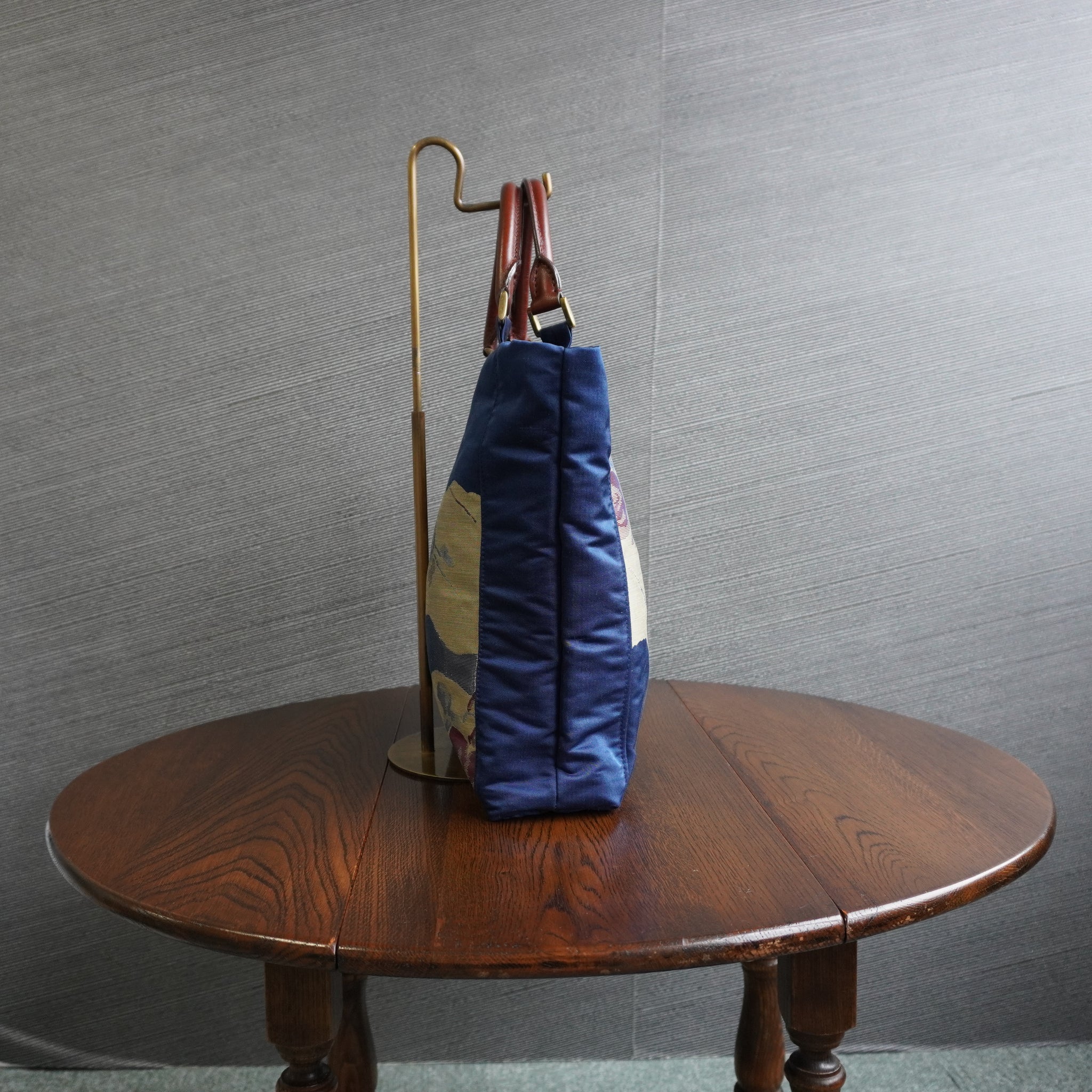 美しい蒼色の帯を使ったトートバッグ　アップサイクルバッグ　 K081