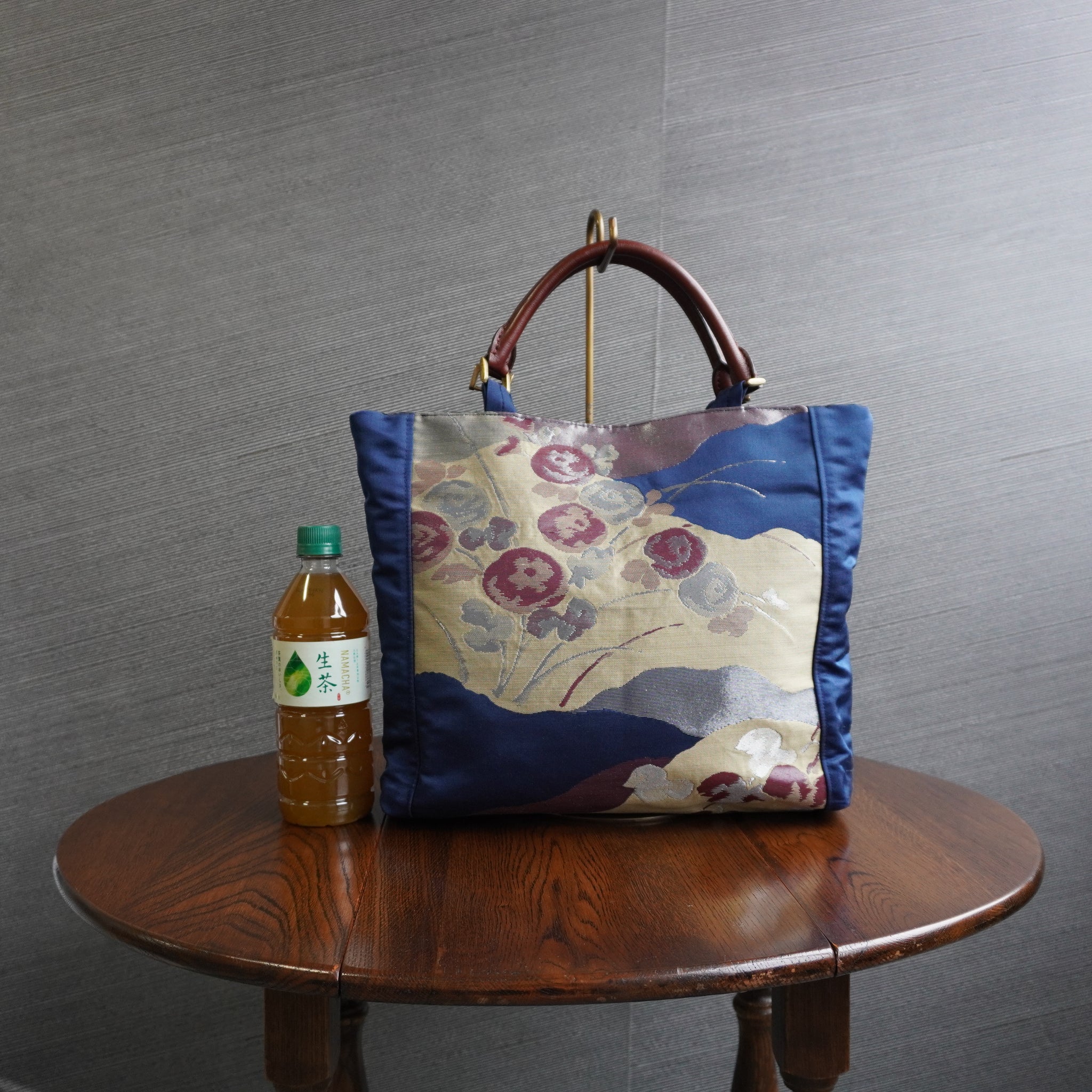 美しい蒼色の帯を使ったトートバッグ　アップサイクルバッグ　 K081