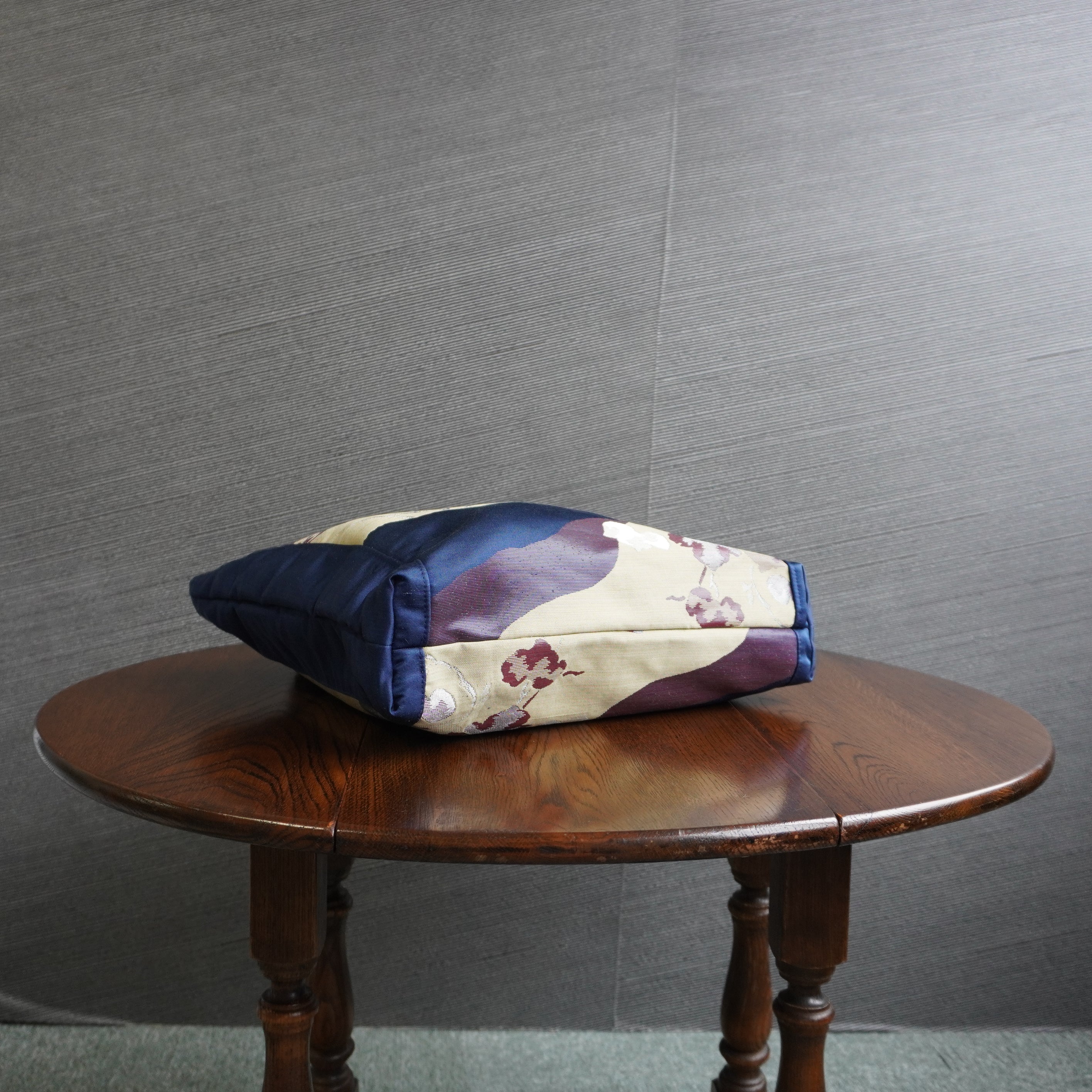 美しい蒼色の帯を使ったトートバッグ　アップサイクルバッグ　 K081