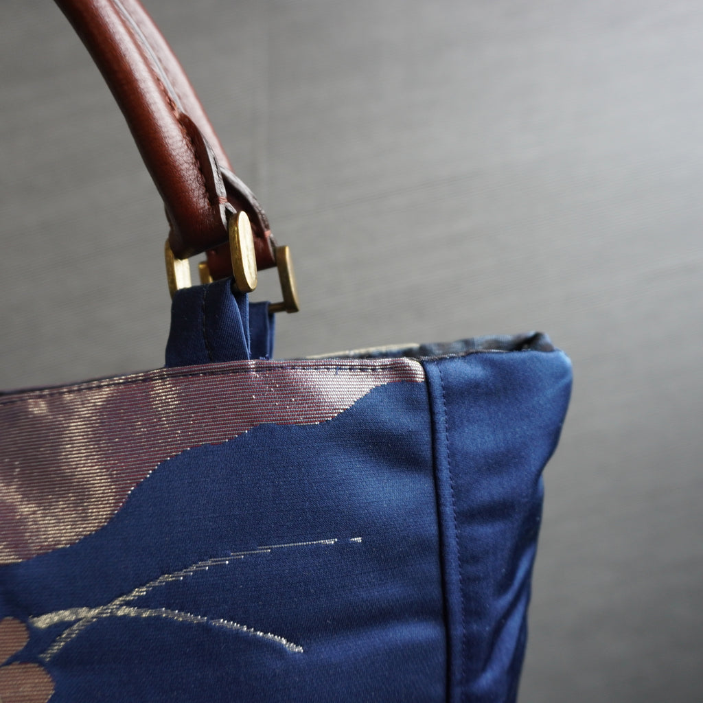 美しい蒼色の帯を使ったトートバッグ　アップサイクルバッグ　 K081