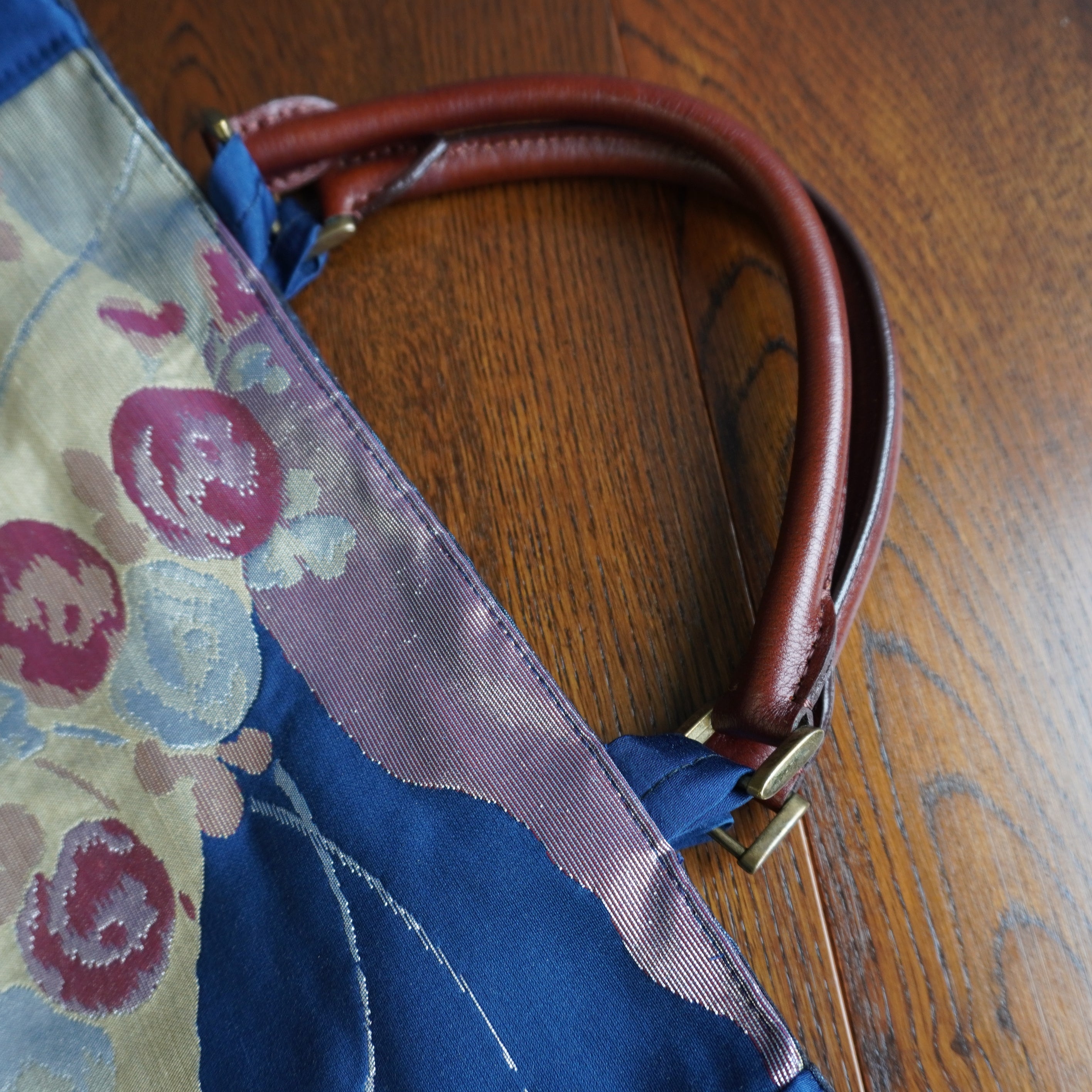 美しい蒼色の帯を使ったトートバッグ　アップサイクルバッグ　 K081