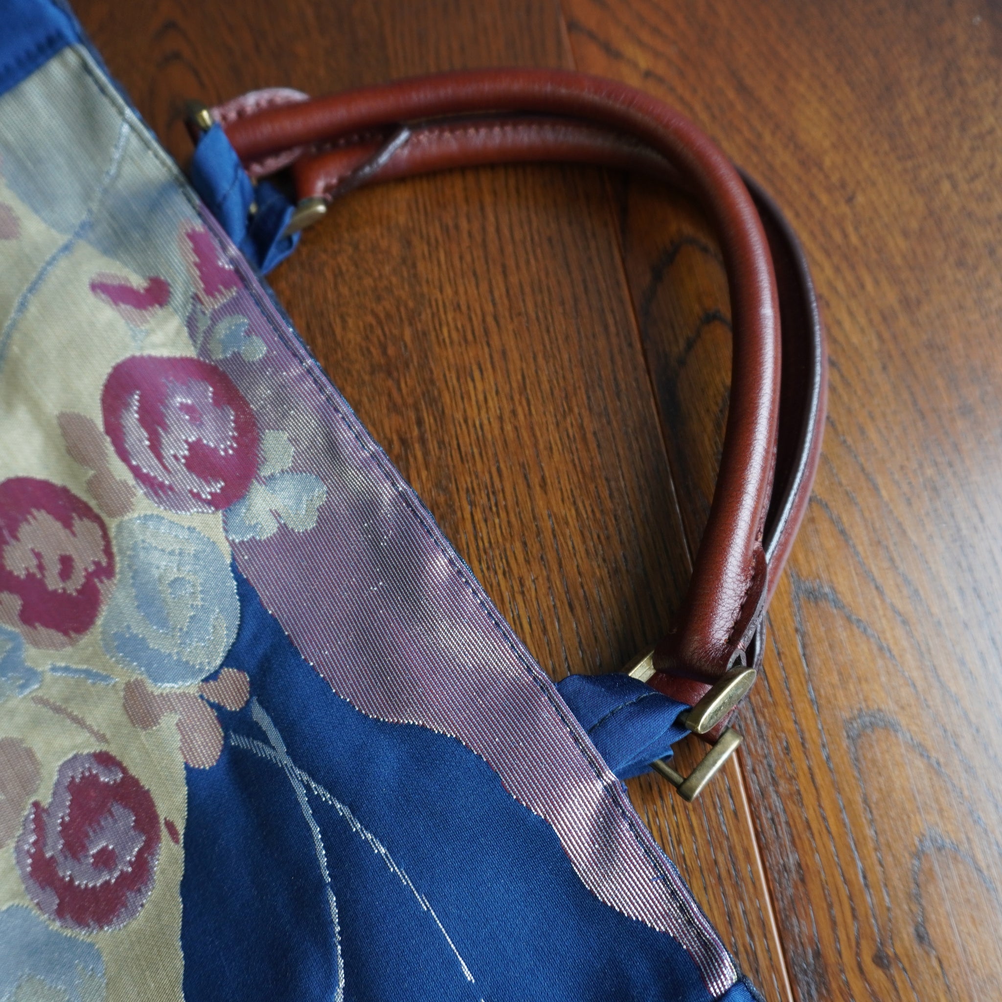 美しい蒼色の帯を使ったトートバッグ　アップサイクルバッグ　 K081